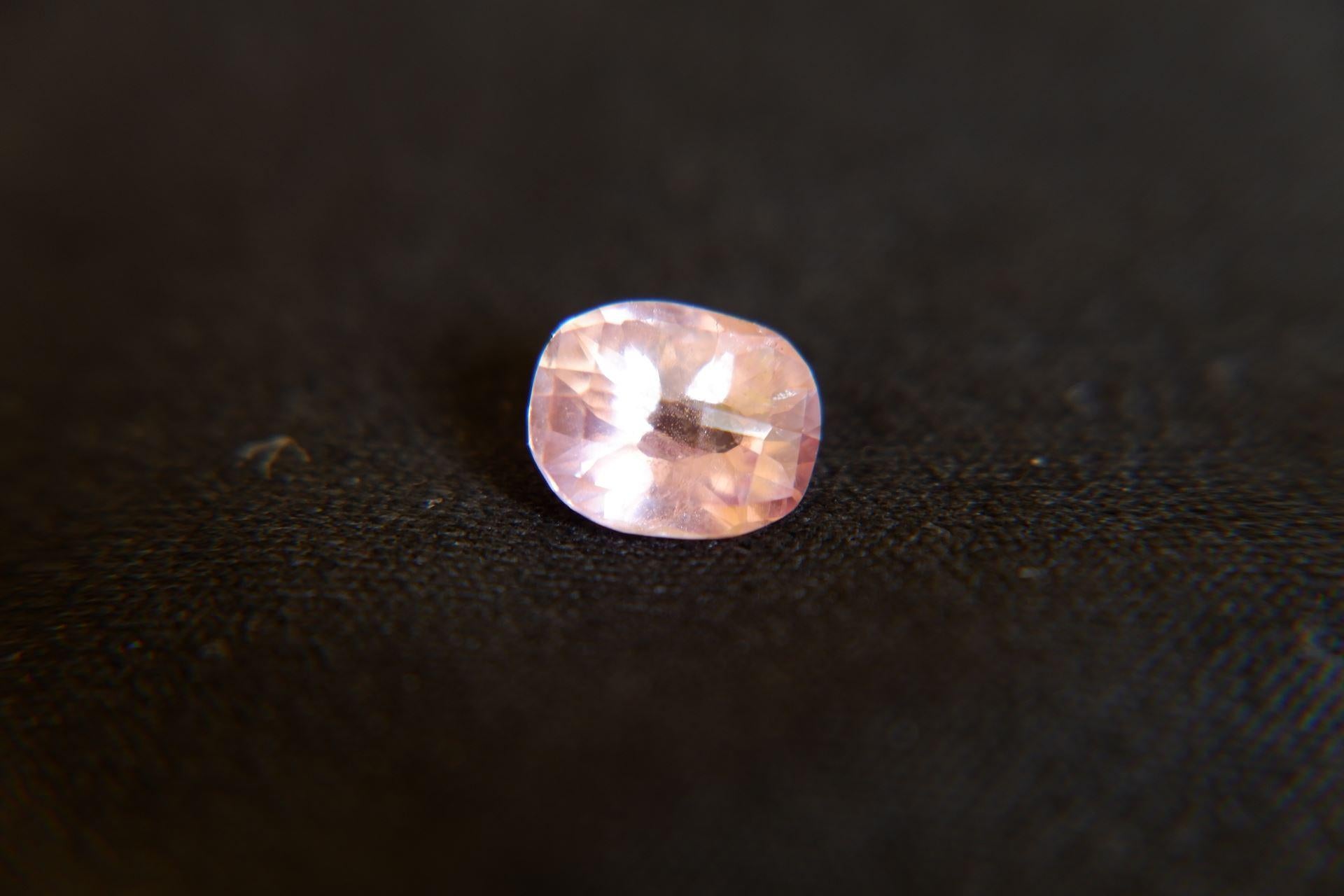 Women's or Men's 1.77 ct Padparadscha Sapphire, Unheated, Premium GIA For Sale