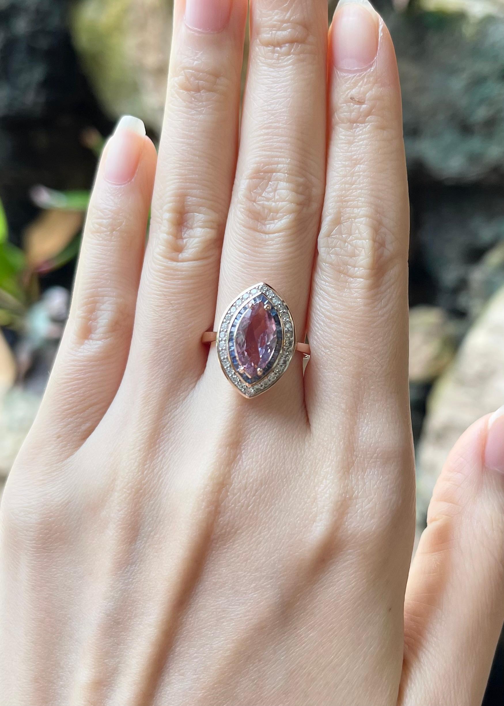 Bague Padparadscha 1,85 carats avec saphir bleu 1,22 carats et diamant 0,31 carat en or rose 18 carats

Largeur :  1.3 cm 
Longueur : 2.0 cm
Taille de l'anneau : 55
Poids total : 6,89 grammes

