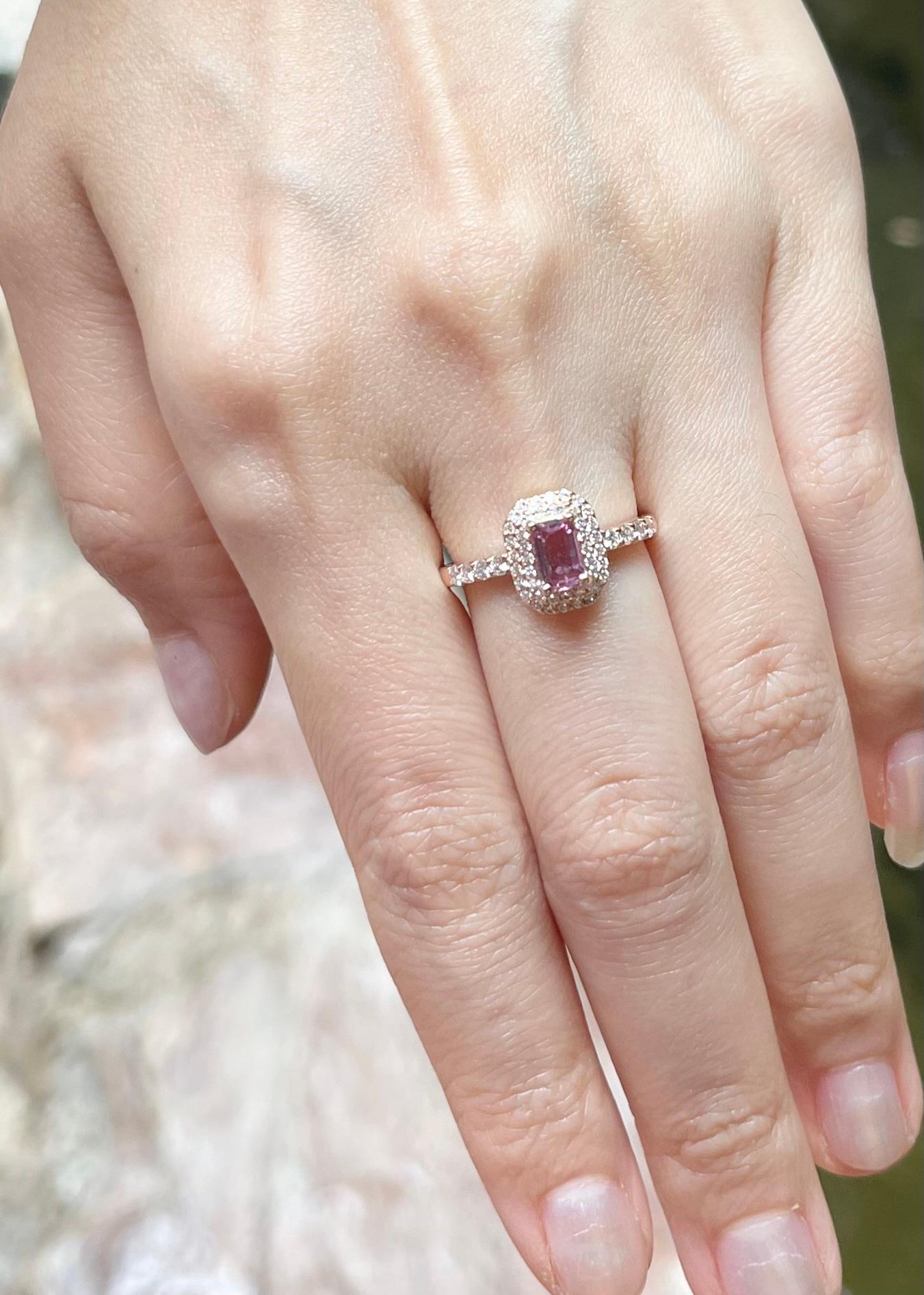 Padparadscha mit Diamantring aus 18 Karat Roségold in Fassungen (Smaragdschliff) im Angebot