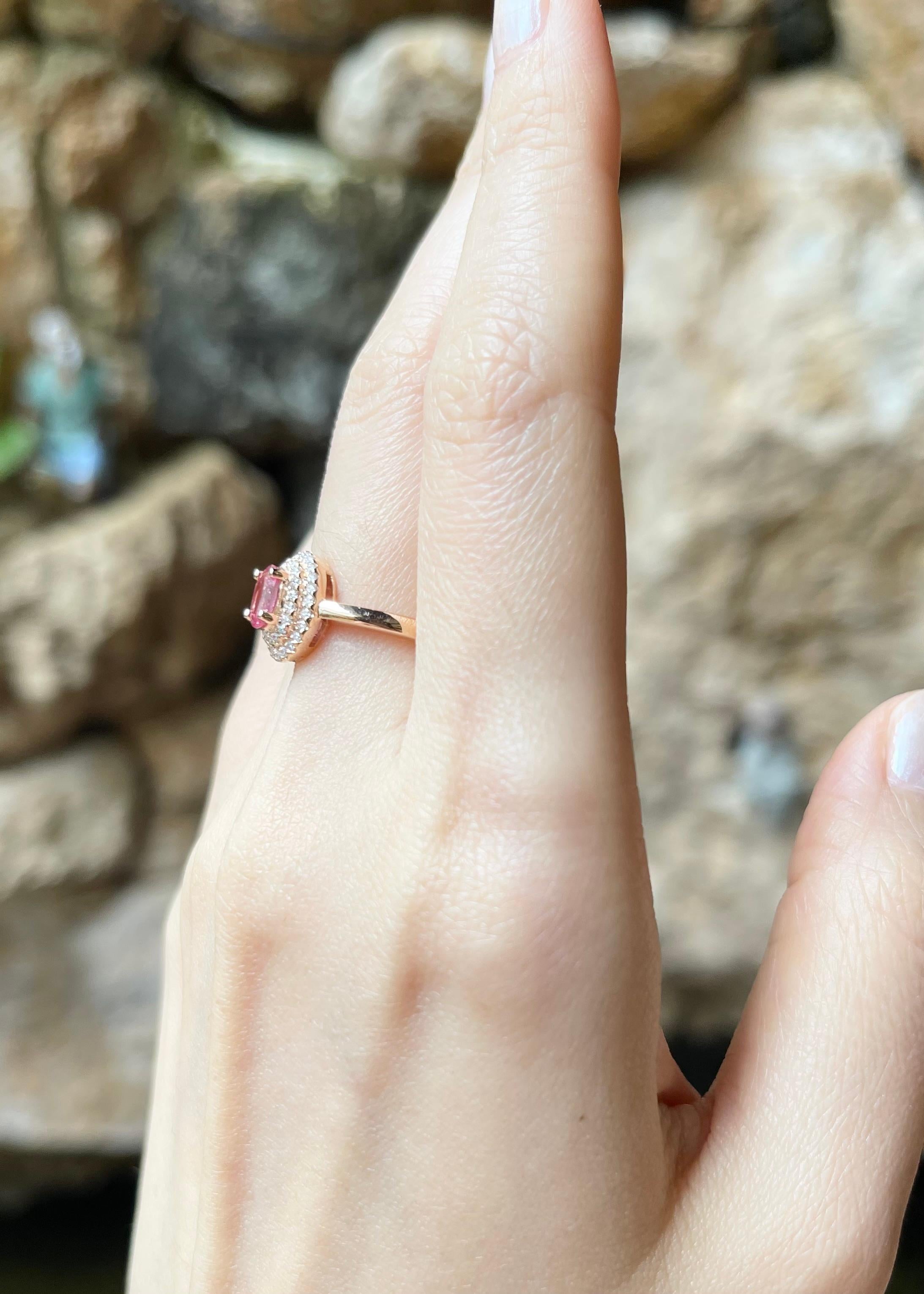 Padparadscha with Diamond Ring set in 18K Rose Gold Settings In New Condition For Sale In Bangkok, TH