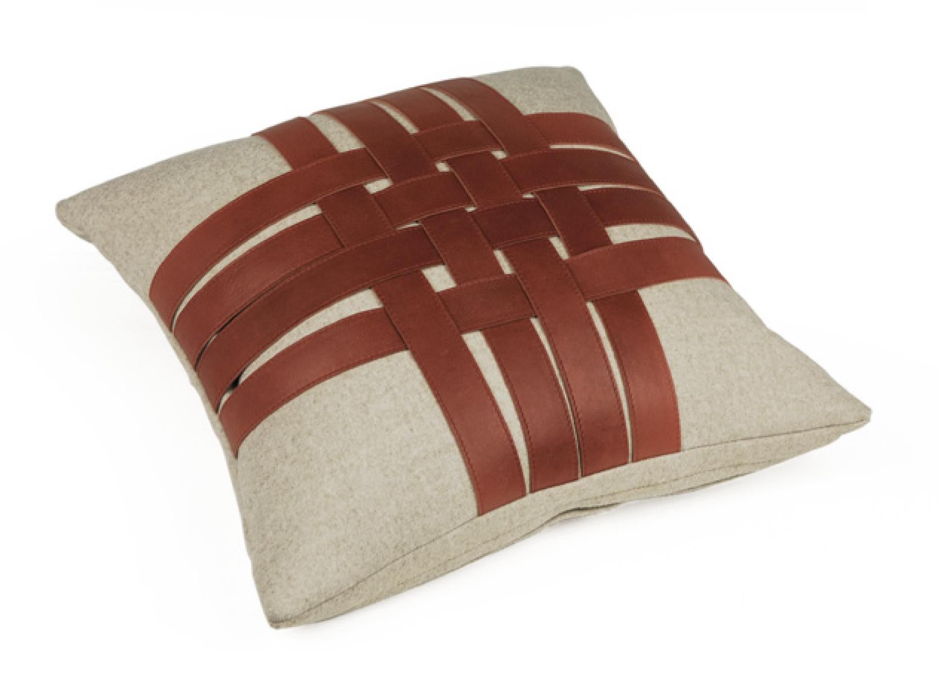 Des objets en cuir et des matières nobles qui célèbrent la beauté des gestes, le soin des espaces de vie et le plaisir des moments partagés.
De la table à la maison, chaque création est conçue pour transformer le quotidien en une expérience