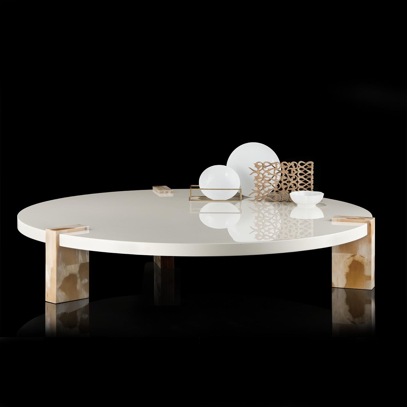 Dieser Couchtisch ist eine Ode an die reinen geometrischen Formen und das traditionelle Material. Er hat eine zeitlose Ausstrahlung, die ein modernes Dekor ergänzt oder einen auffälligen Kontrast in einem traditionellen Wohnzimmer setzt, während er