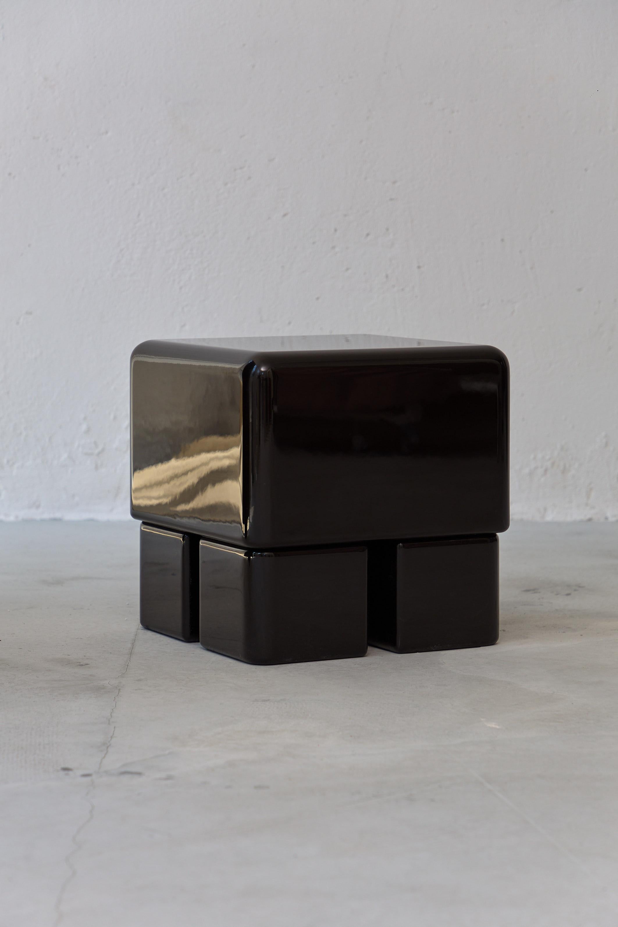 Questo pezzo distintivo, dalle forme geometriche arrotondate, strizza l'occhio al design Bauhaus, incarnando un'estetica minimalista ma giocosa. Con la sua forma versatile, potrebbe essere paragonato a una creazione Lego o a un piccolo elefante. Non