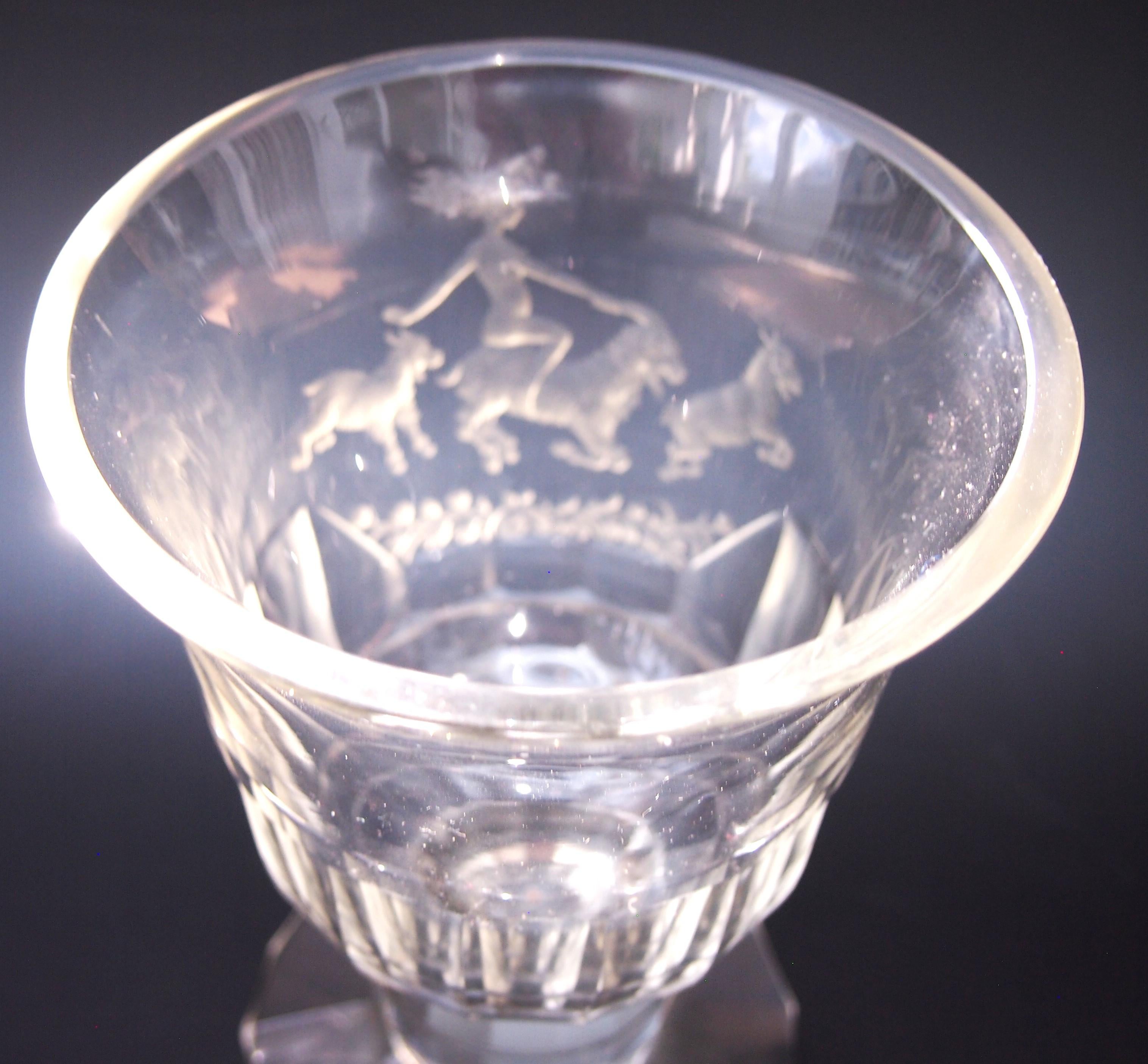 Un vase en verre très rare et bien documenté fabriqué vers 1910 à la Fachschule Haida (Atelier Haida). Il a été conçu par R Cizek et taillé par J Schroter - un vase à pied à facettes multiples représentant une scène de festival païen finement