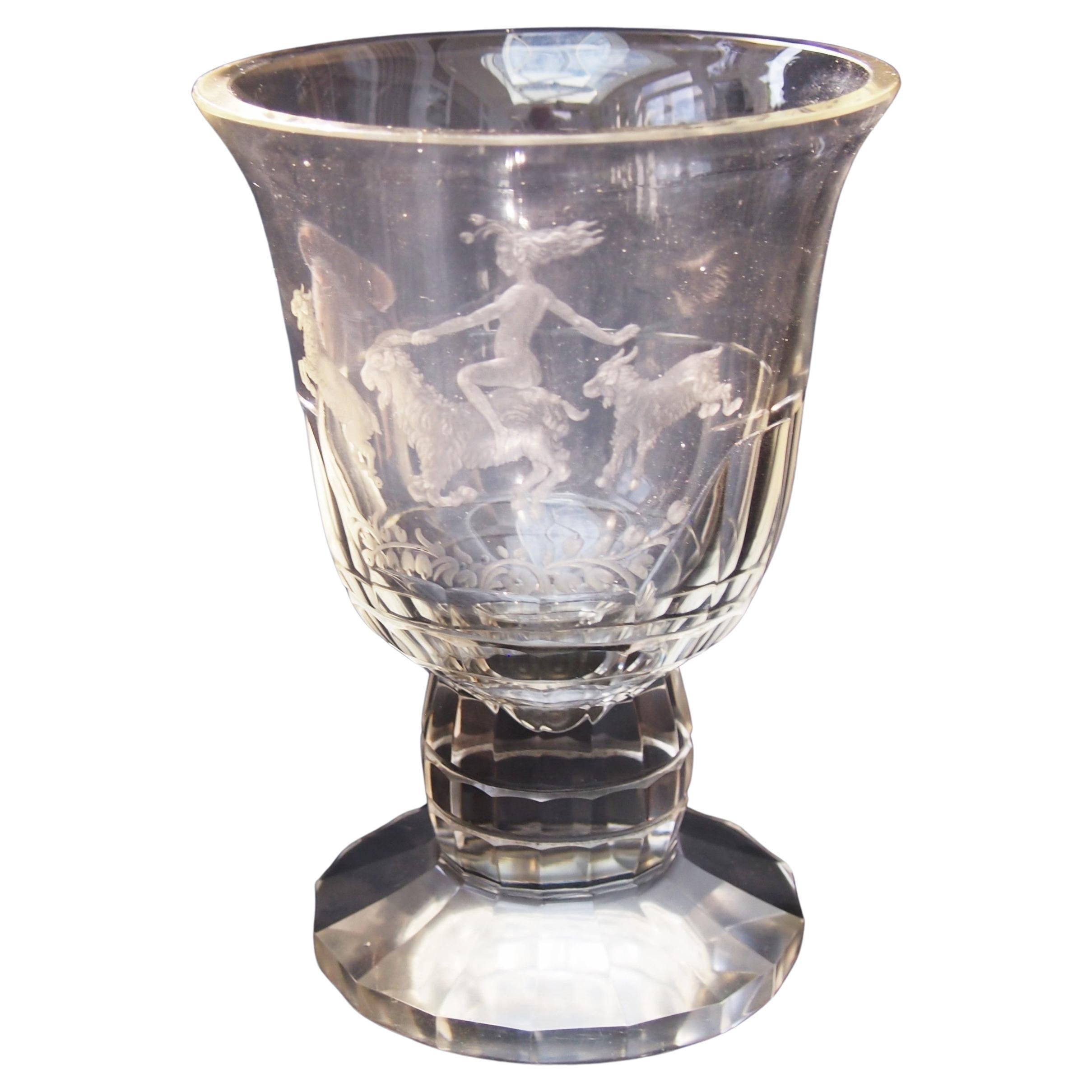 Jarrón de vidrio festival Pagan de R. Cizek, tallado por A. Schroter Producido Haida c1910