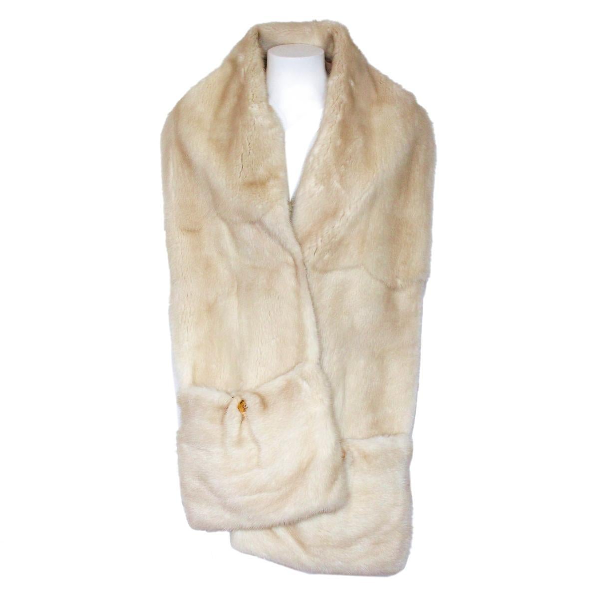 Wonderful and classy stole fur by Pagano Bergamo - Porto Cervo, Italy
Real mink
Ivory color
Two pockets
Golden buttons
Cm 200 x 29 (78.7 x 11.4 inches)
Worldwide express shipping included in the price !