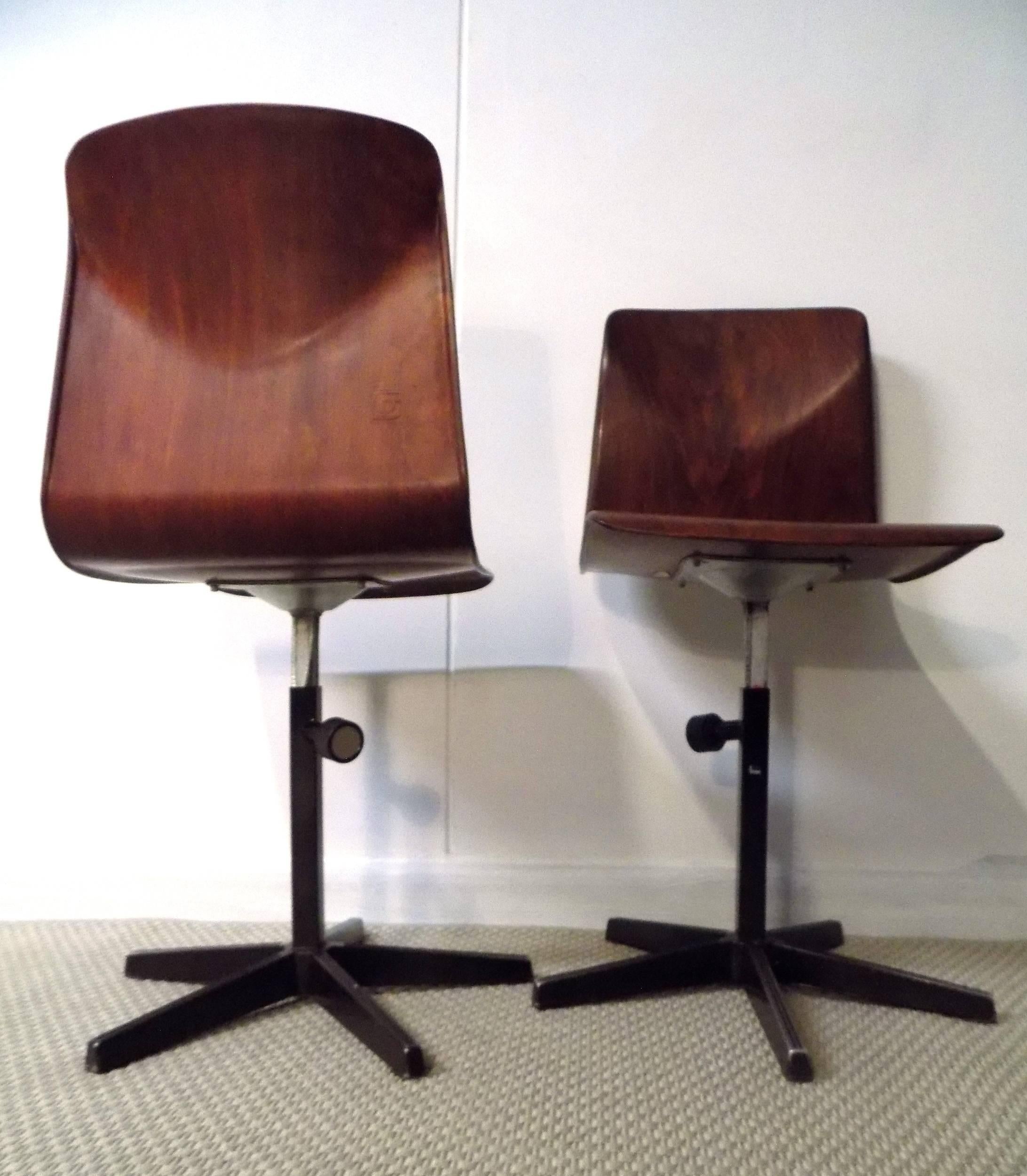 Allemand Paire de chaises industrielles allemandes Pagholz en métal et contreplaqué cintré, 1970 en vente