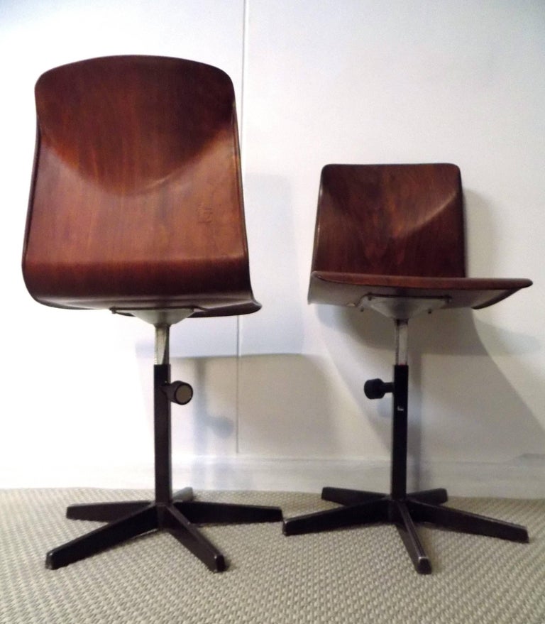 Pagholz Pair of Metal and Bent Plywood German Industrial Chairs, 1970s In Good Condition For Sale In Naples, IT