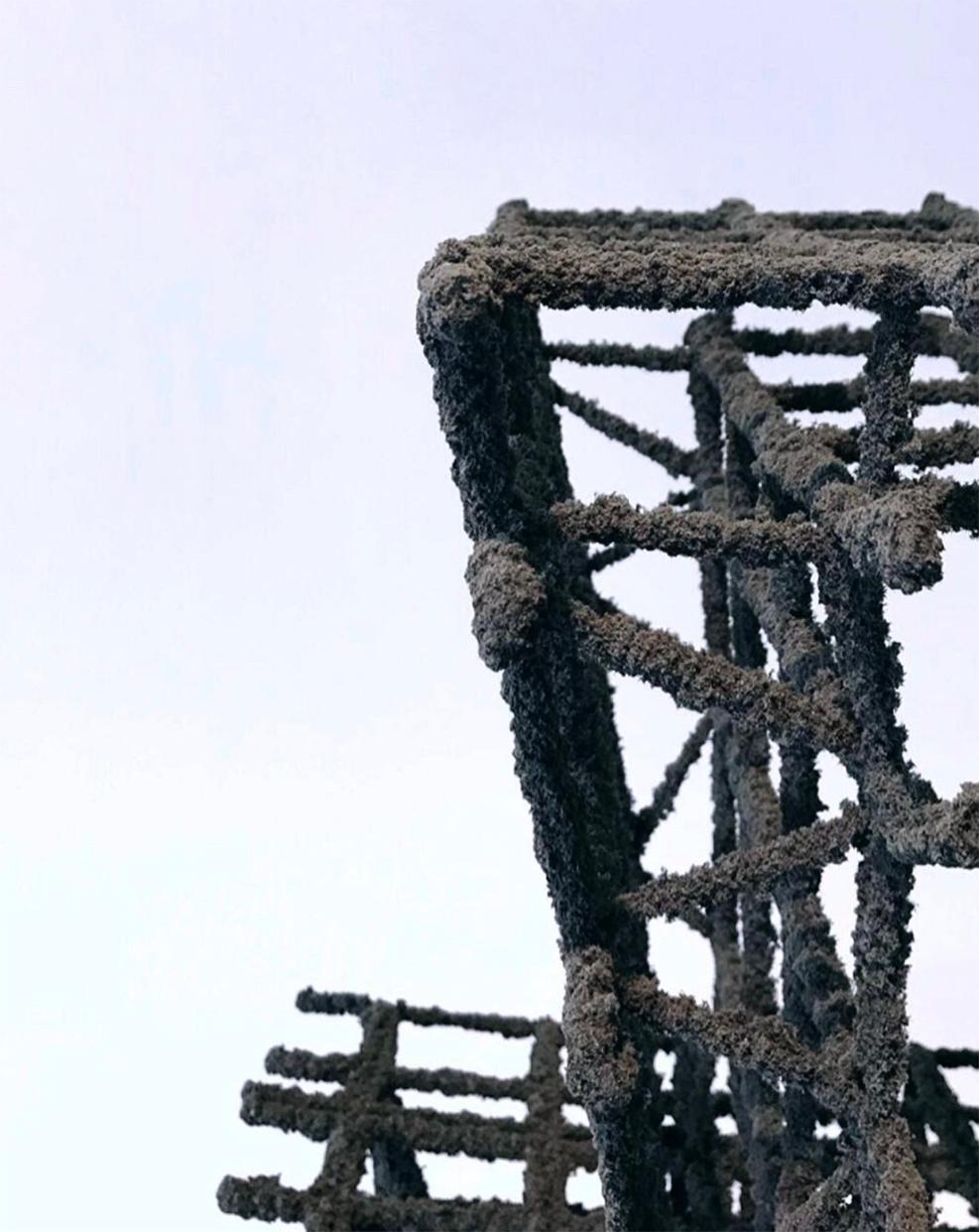 Néerlandais Sculpture de pagode anthracite de Fransje Gimbrere en vente