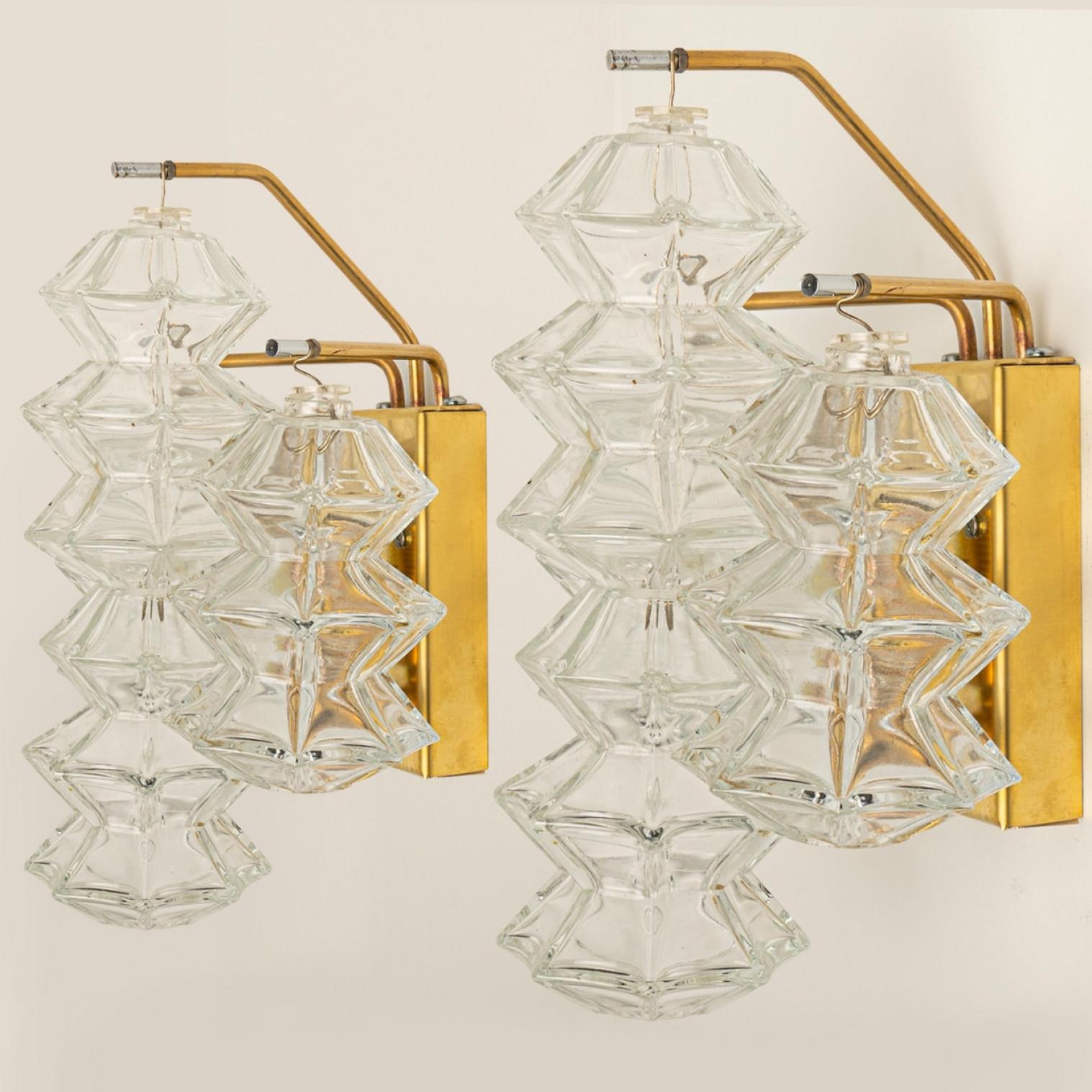 Pagode Wandleuchter aus Messing und Glas von Kalmar, Wien 1969 im Angebot 3