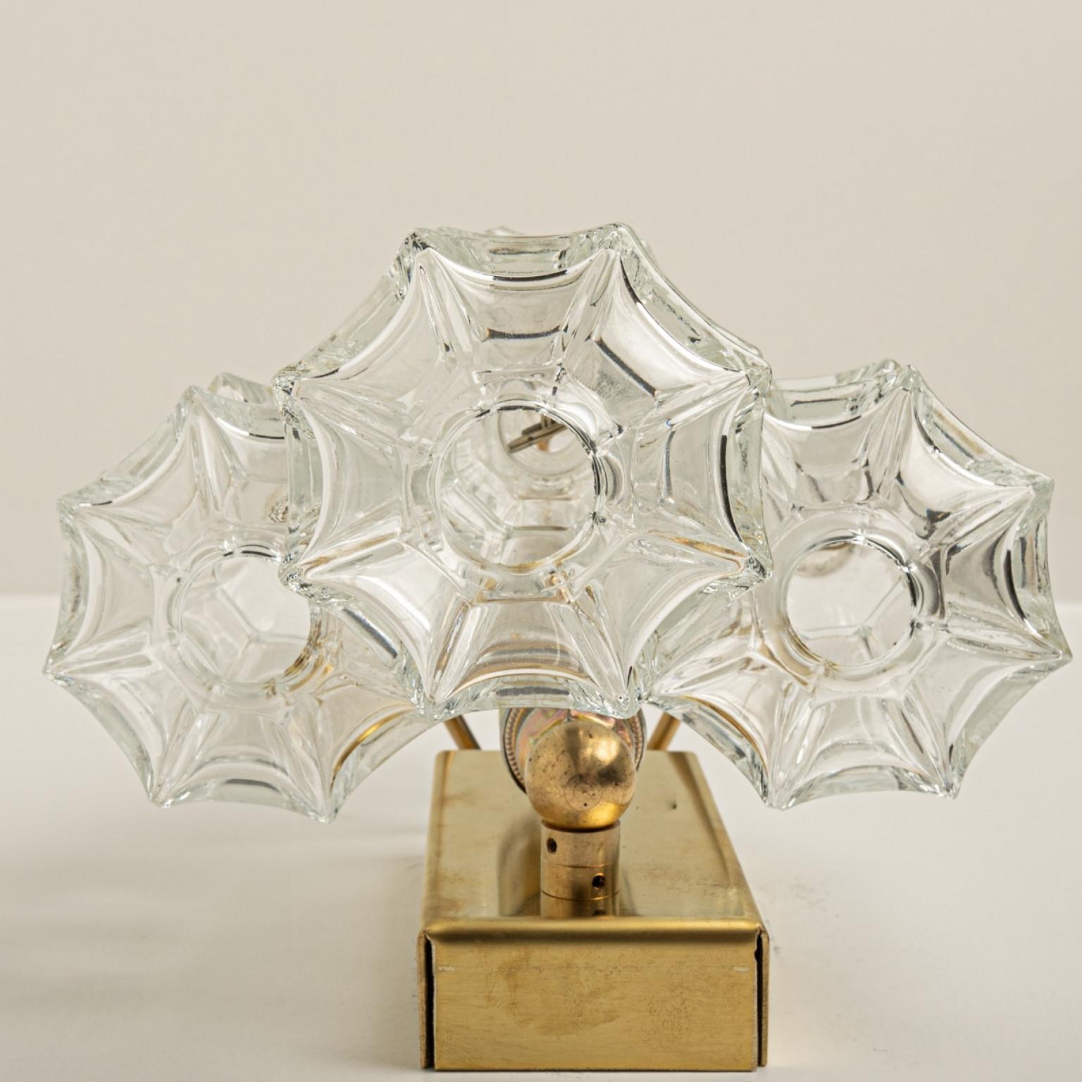 Pagode Wandleuchter aus Messing und Glas von Kalmar, Wien 1969 im Angebot 10