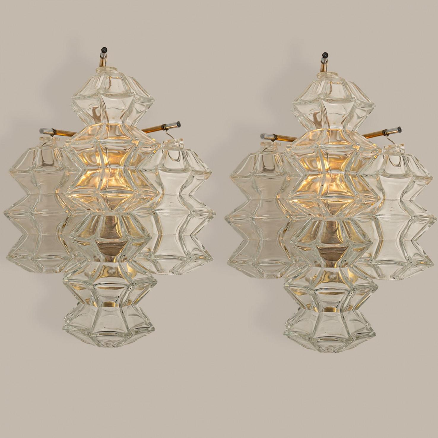 Aplique Pagoda vintage de cristal y latón, Mid Century Modern, Kalmar, circa 1969, Austria Viena.

El candelabro muestra 3 excepcionales cristales en forma de pagoda montados en un marco de latón.

Ten en cuenta que el precio es por 1 pieza, hay
