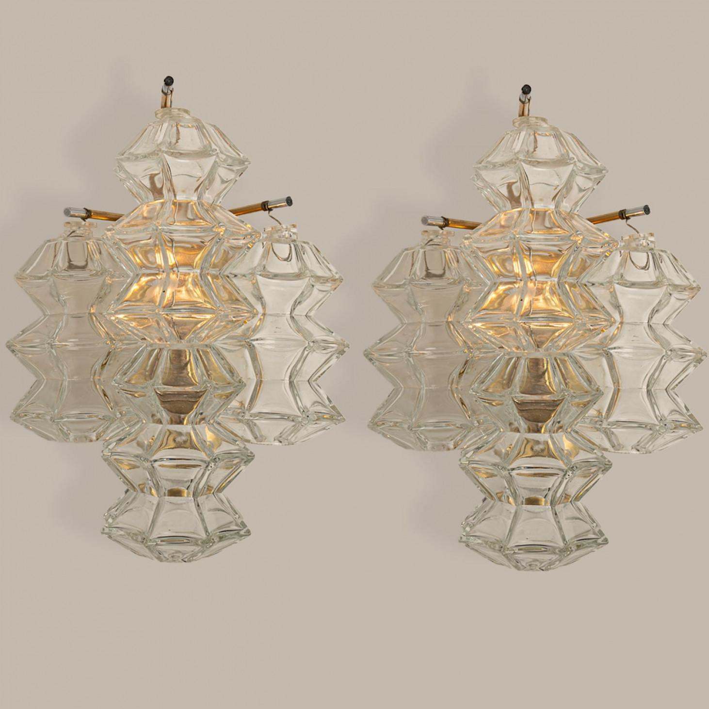 Mid Century Modern Pagodenleuchte aus Glas und Messing von Kalmar, CIRCA 1969, Österreich, Wien.

Die Leuchte zeigt 3 außergewöhnliche pagodenförmige Gläser, die auf einem Messingrahmen montiert sind.

Bitte beachten Sie, dass der Preis für 1 Stück
