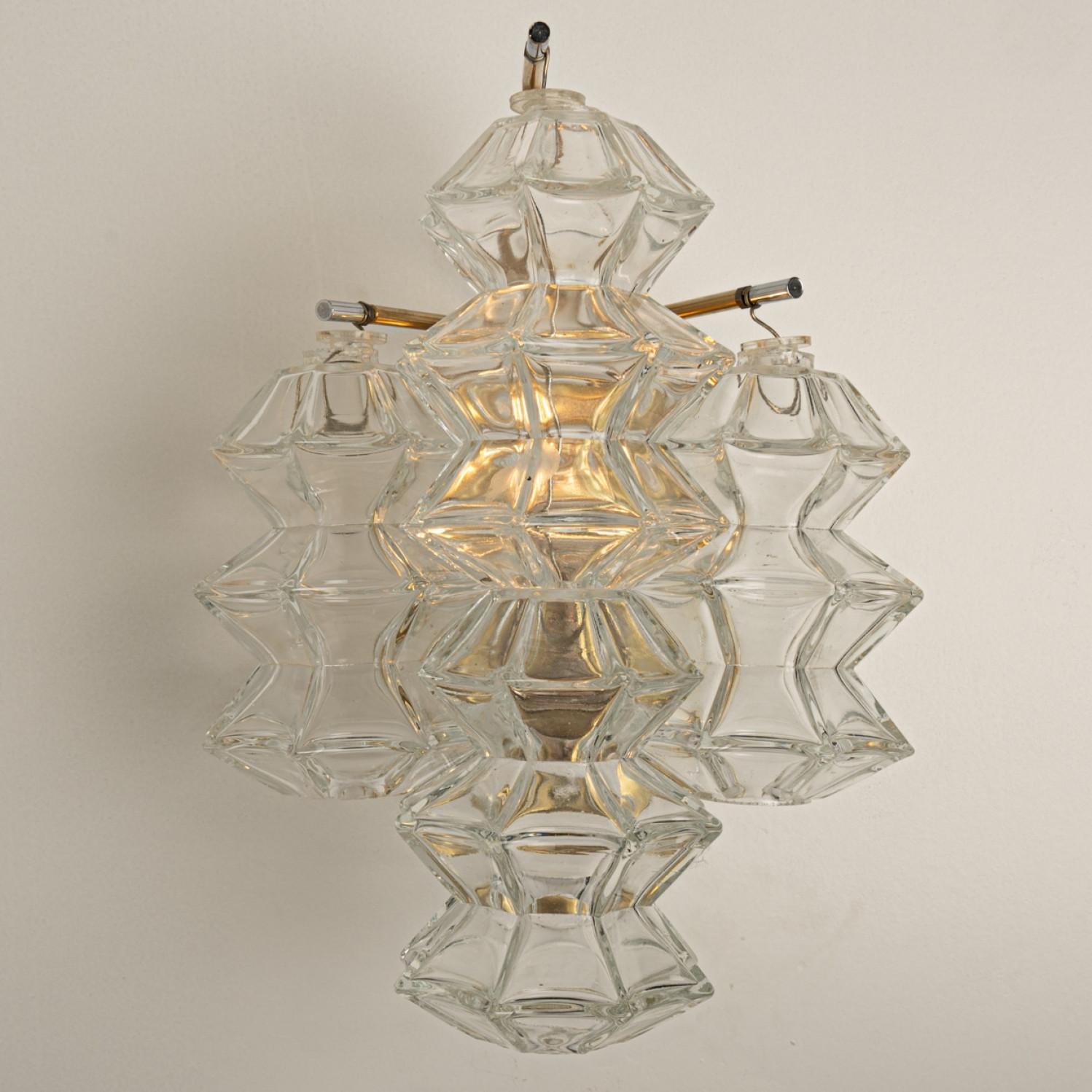 Pagode Wandleuchter aus Messing und Glas von Kalmar, Wien 1969 im Zustand „Gut“ im Angebot in Rijssen, NL