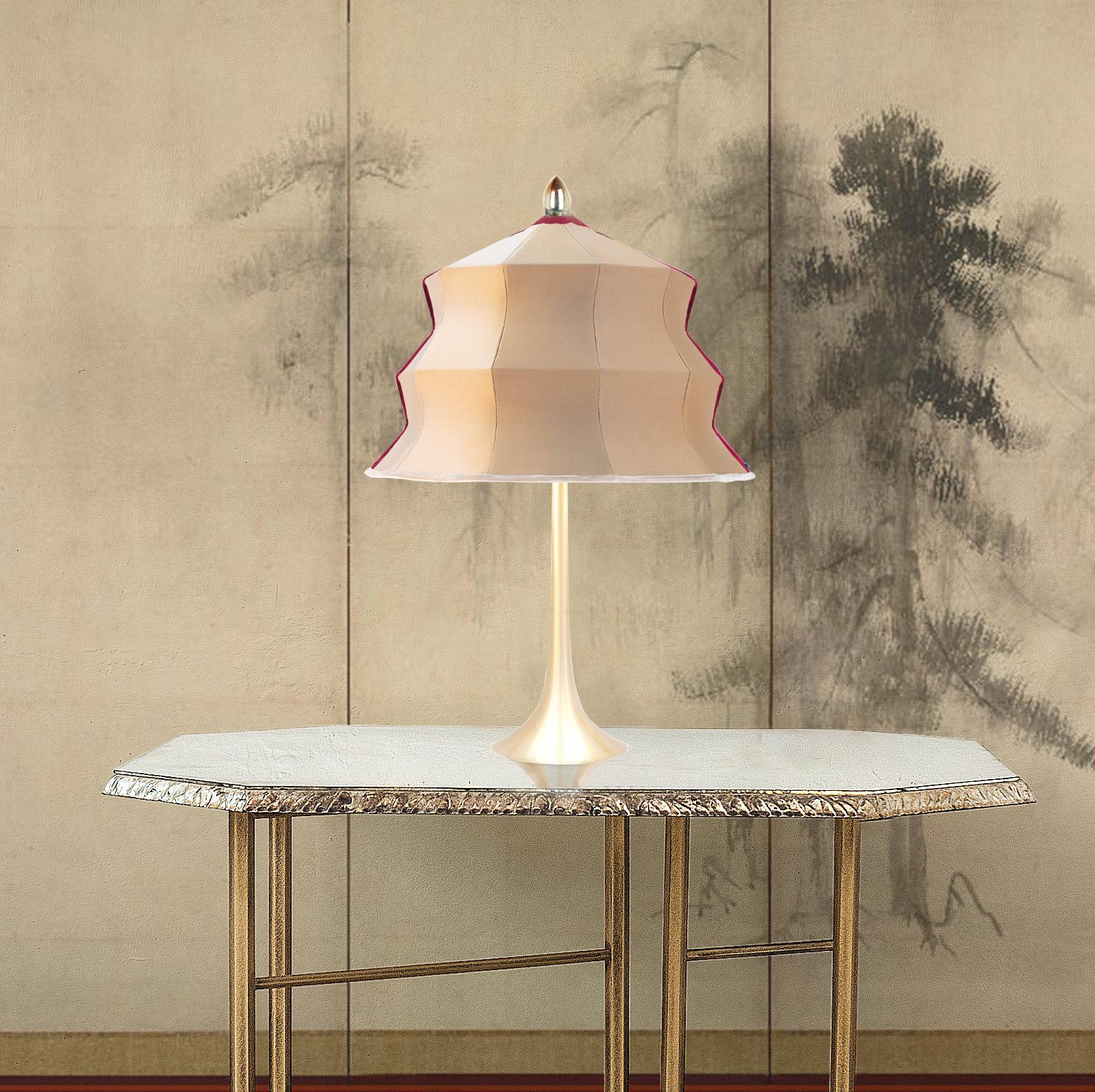 Lampe de bureau pagode contemporaine, soie dorée, embout en cristal argenté, laiton Neuf à Pietrasanta, IT