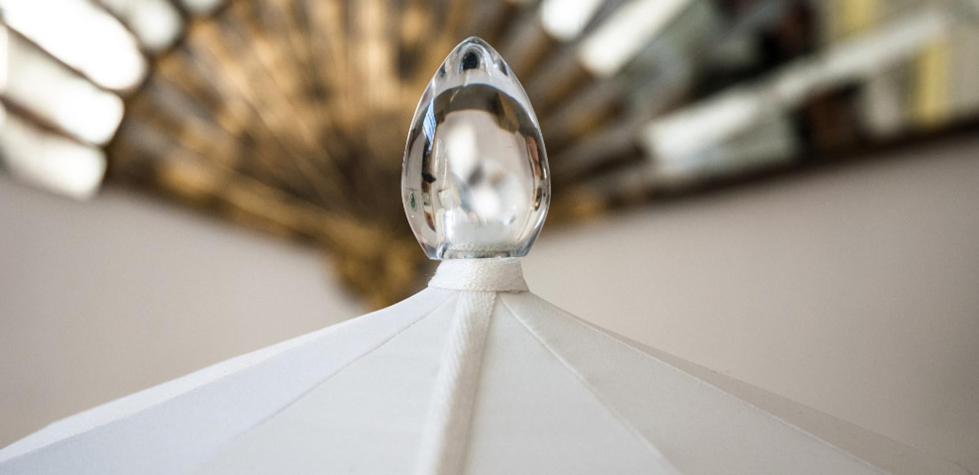 Argenté Lampe de bureau pagode contemporaine, soie dorée, embout en cristal argenté, laiton