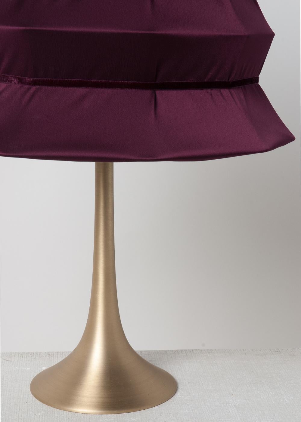 This table lamp is a contemporary piece, made entirely by hand in Tuscany Italy, 100% of Italian origin. 
Inspired by Pagoda temple, the lamp combines unilimited geometric lines with the sinuous shape of its smooth brass body.
A piece that