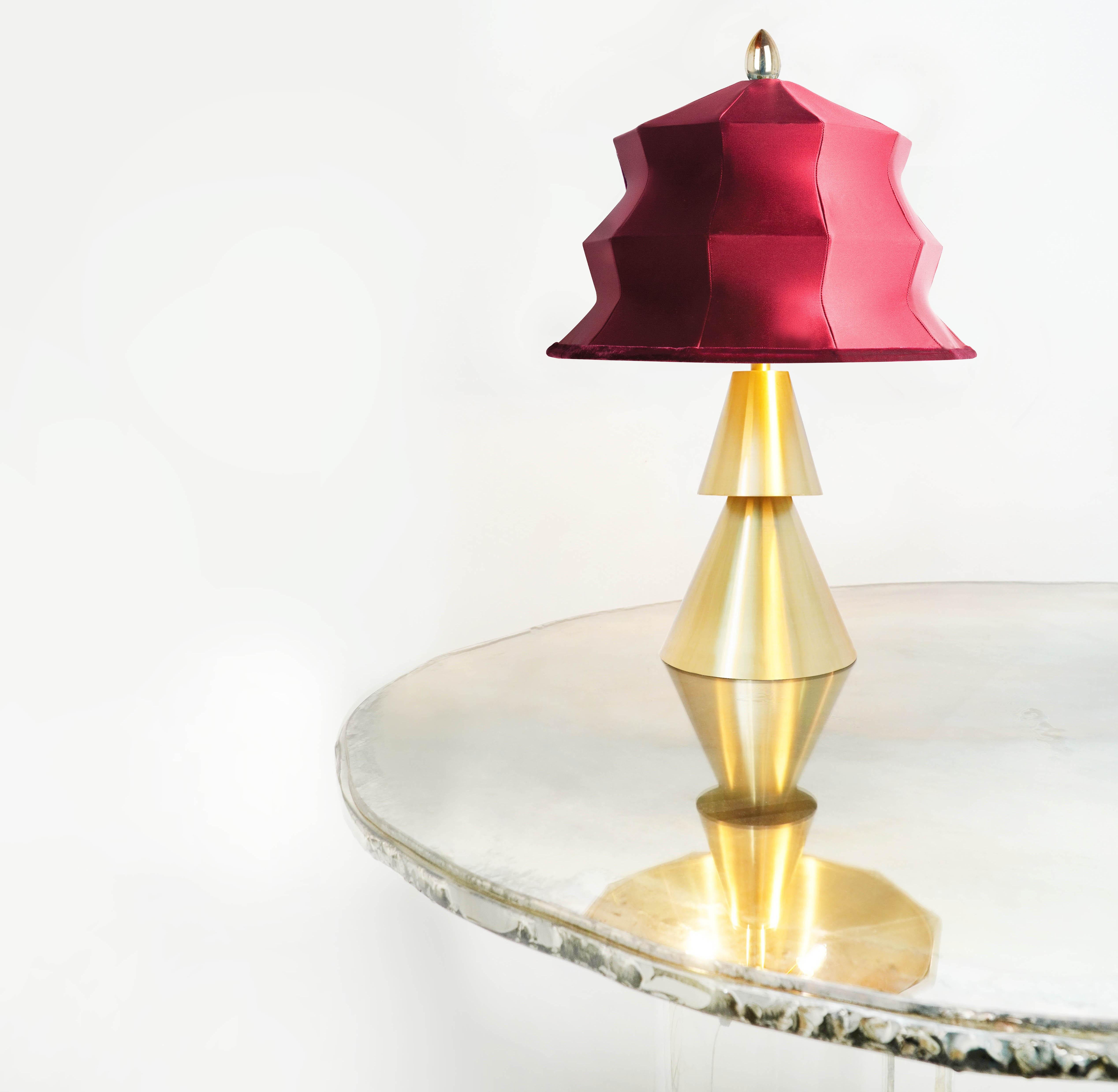 Zeitgenössische Pagoden-Tischlampe, rote Seide, versilberte Kristallspitze, Messing (Versilbert) im Angebot
