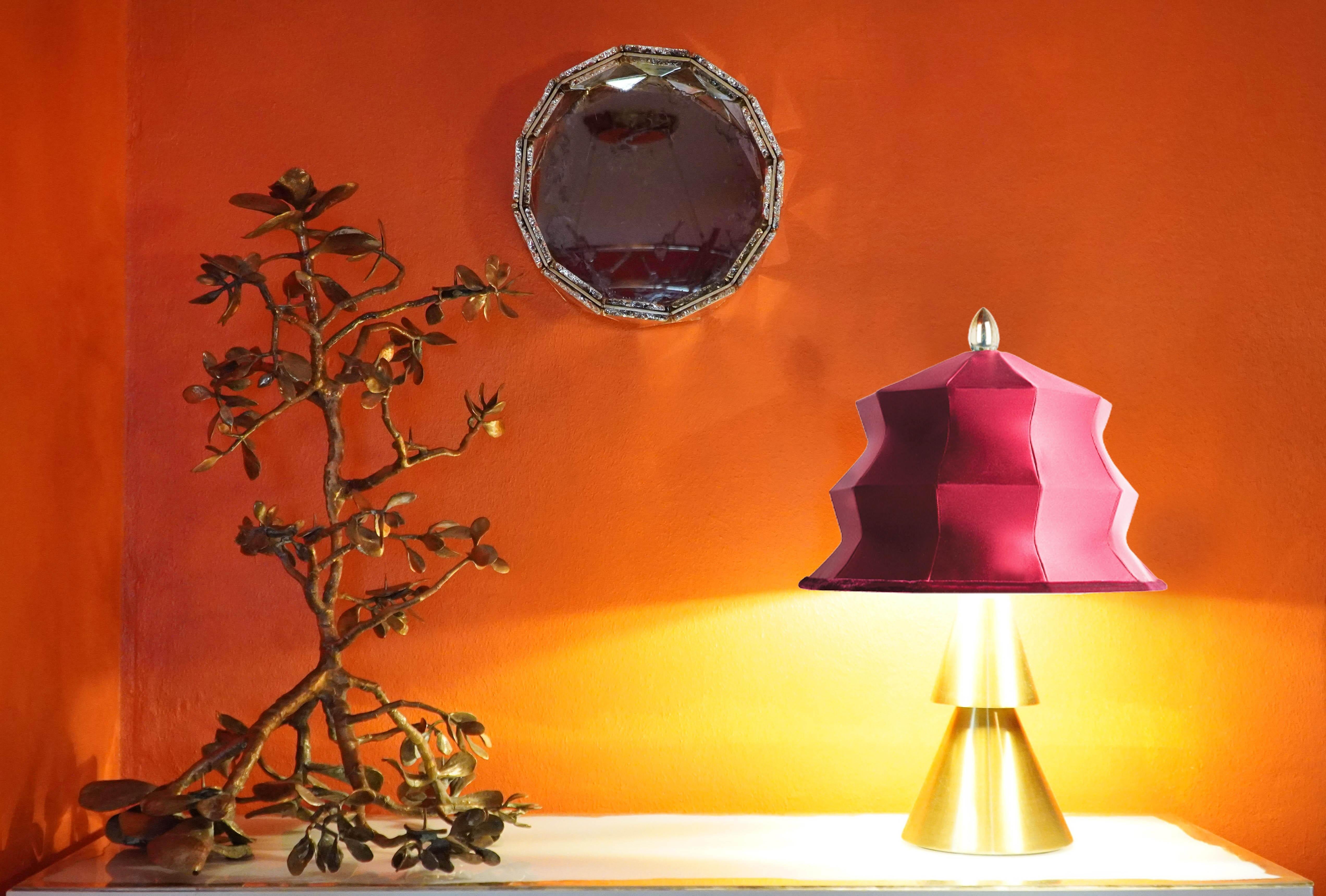 Zeitgenössische Pagoden-Tischlampe, rote Seide, versilberte Kristallspitze, Messing im Zustand „Neu“ im Angebot in Pietrasanta, IT