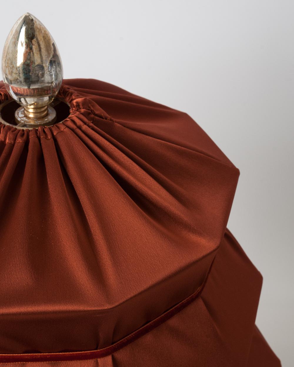 This table lamp is a contemporary piece, made entirely by hand in Tuscany Italy, 100% of Italian origin.
Inspired by Pagoda temple, the lamp combines unlimited geometric lines with the sinuous shape of its smooth brass body.
A piece that