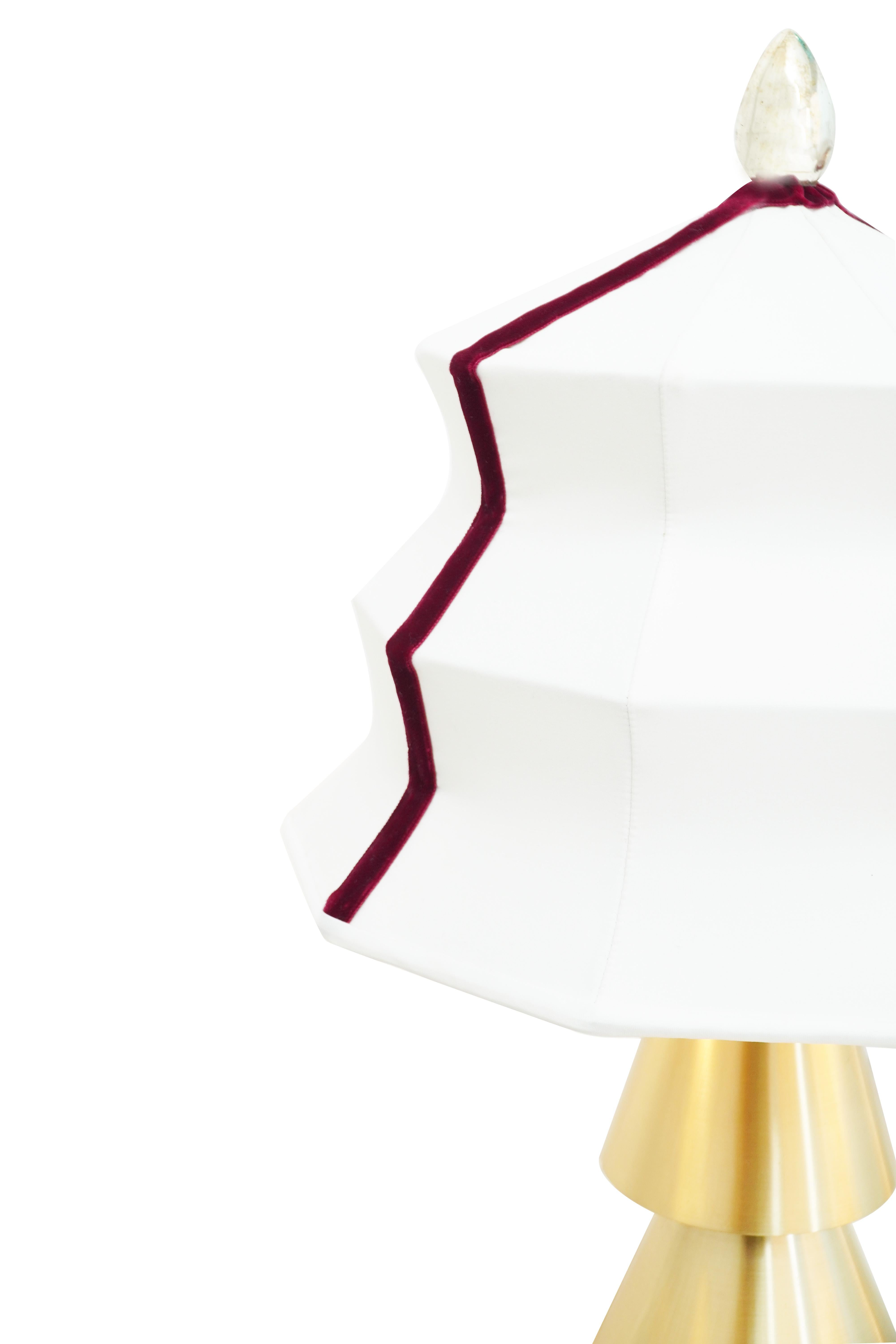 Zeitgenössische Pagoden-Tischlampe, weißesatinfarbene Seide, versilberte Kristallspitze, Messing   (Versilbert) im Angebot