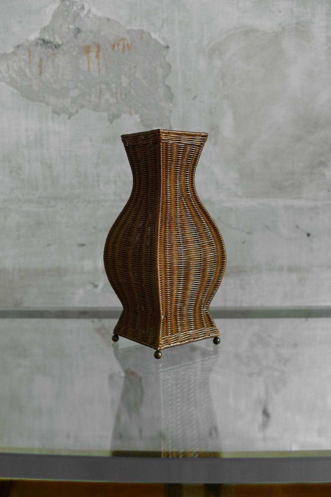 Lámpara pagoda de ratán tejido a mano - Molto Editions
Acabado avellana. Completo con etiqueta de latón.
Producción: Ediciones Molto. Fabricación artesanal italiana.
Dimensiones: 23 An x 53 Al x 33 Pr cm