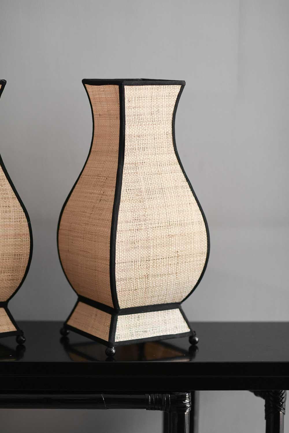 Small “Molto Pagoda” lamp in straw
Dimensions: 23 L x 53 H x 23 D cm
Materials: fabric. 
Italian artisan manufacturing