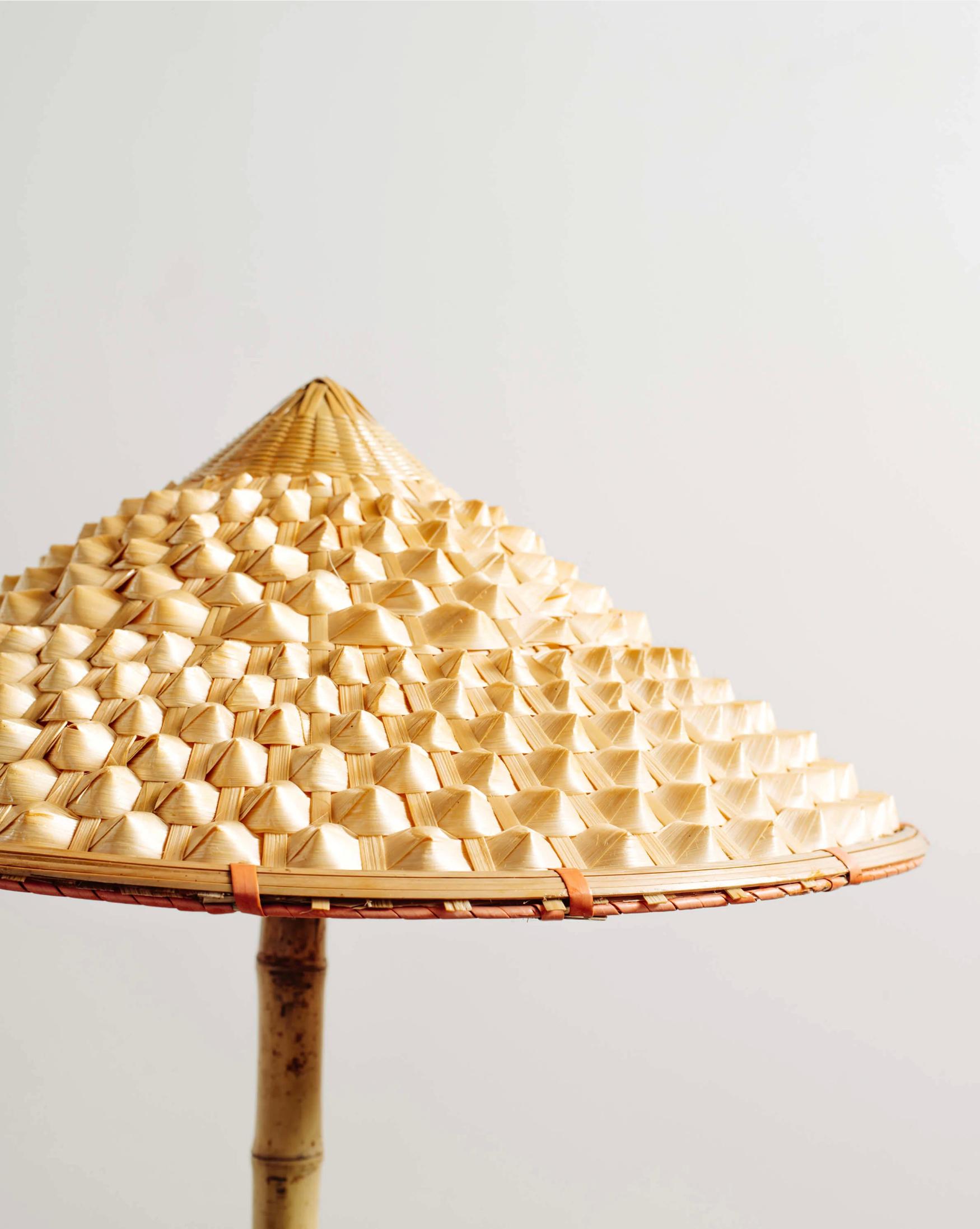 Nord-américain Lampe moderniste en bambou avec abat-jour en forme de gazon et base en forme de jonc de mer par Christopher Tennant en vente