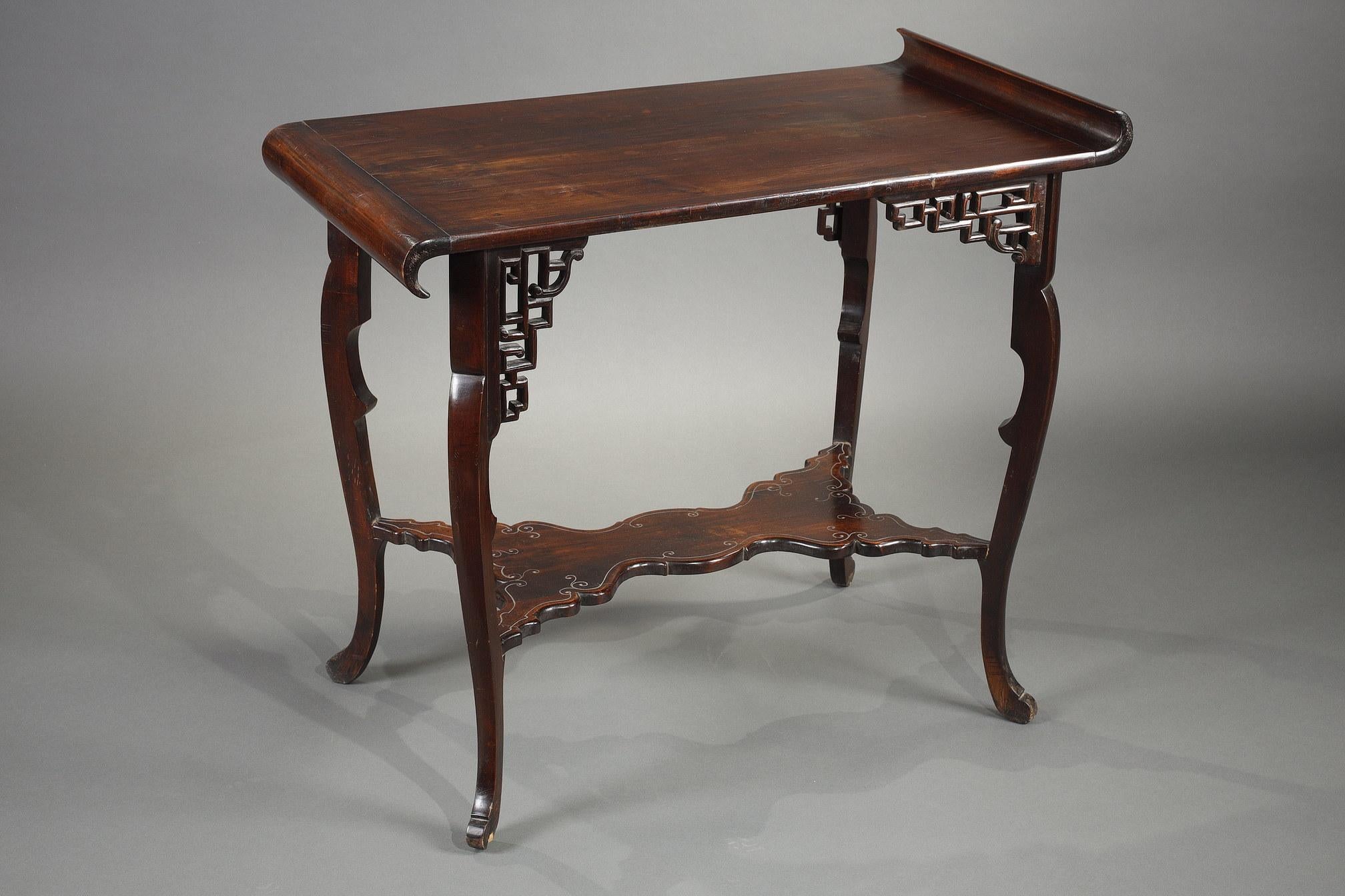 Charming Japanese-inspired « pagoda » table in tinted and carved wood attributed to G. Viardot. The rectangular top rests on four slightly curved legs adorned with openwork and sculpted geometric interlacing, joined by an engraved stretcher with a