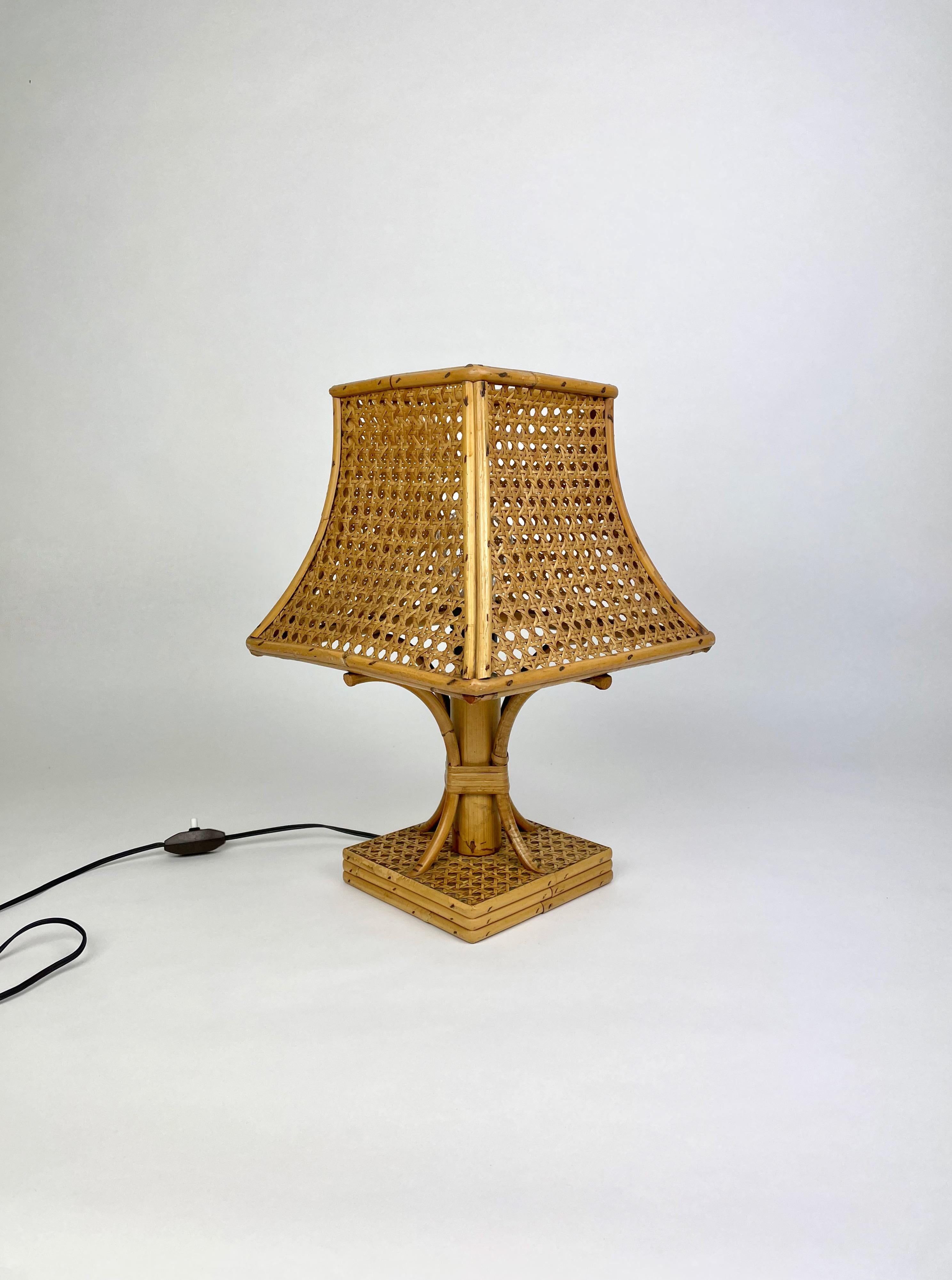 Pagoda-shaped table lamp in wicker made in Italy in the 1970s.