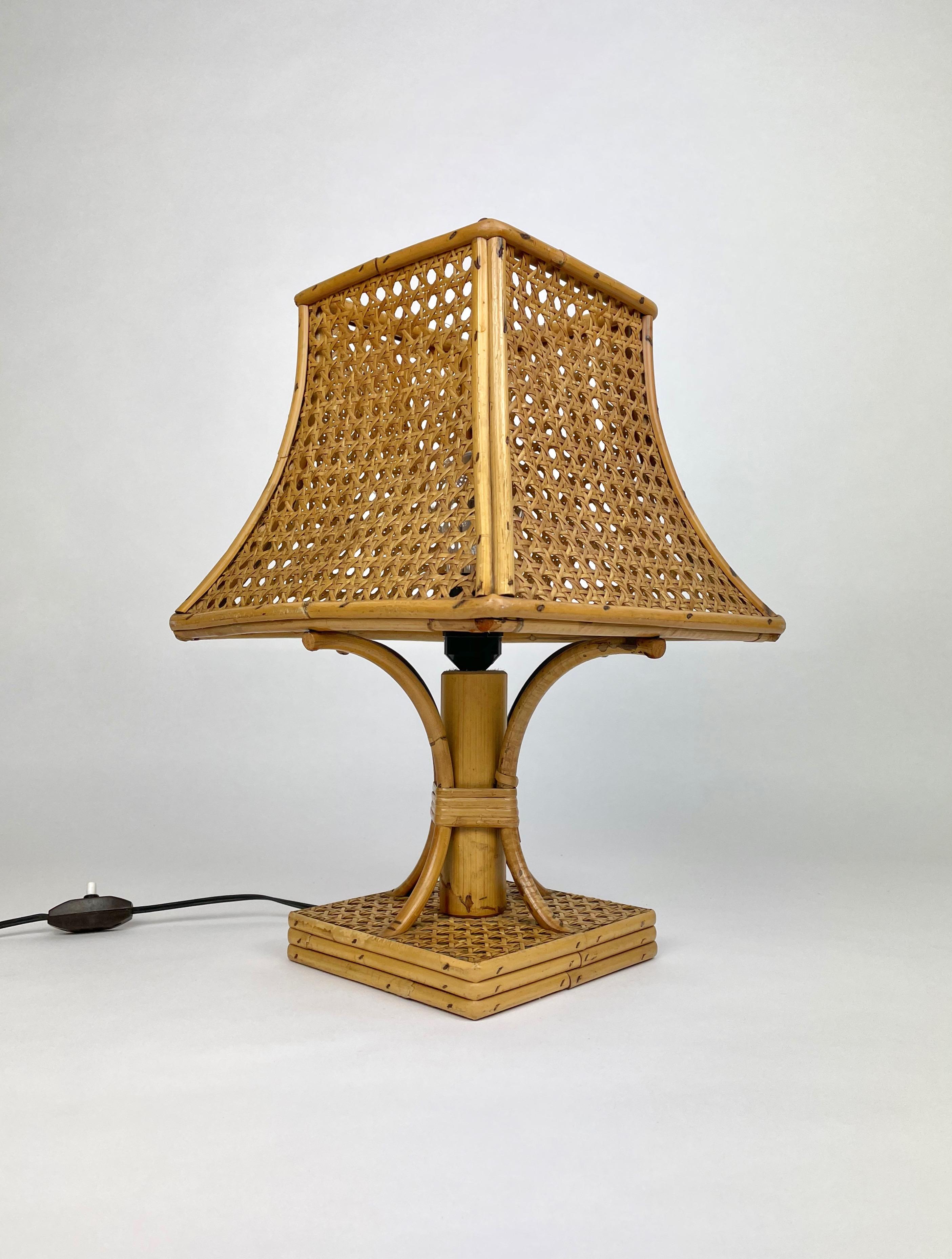 Mid-Century Modern Pagoda Table Lamp in Wicker, Italy, 1970s