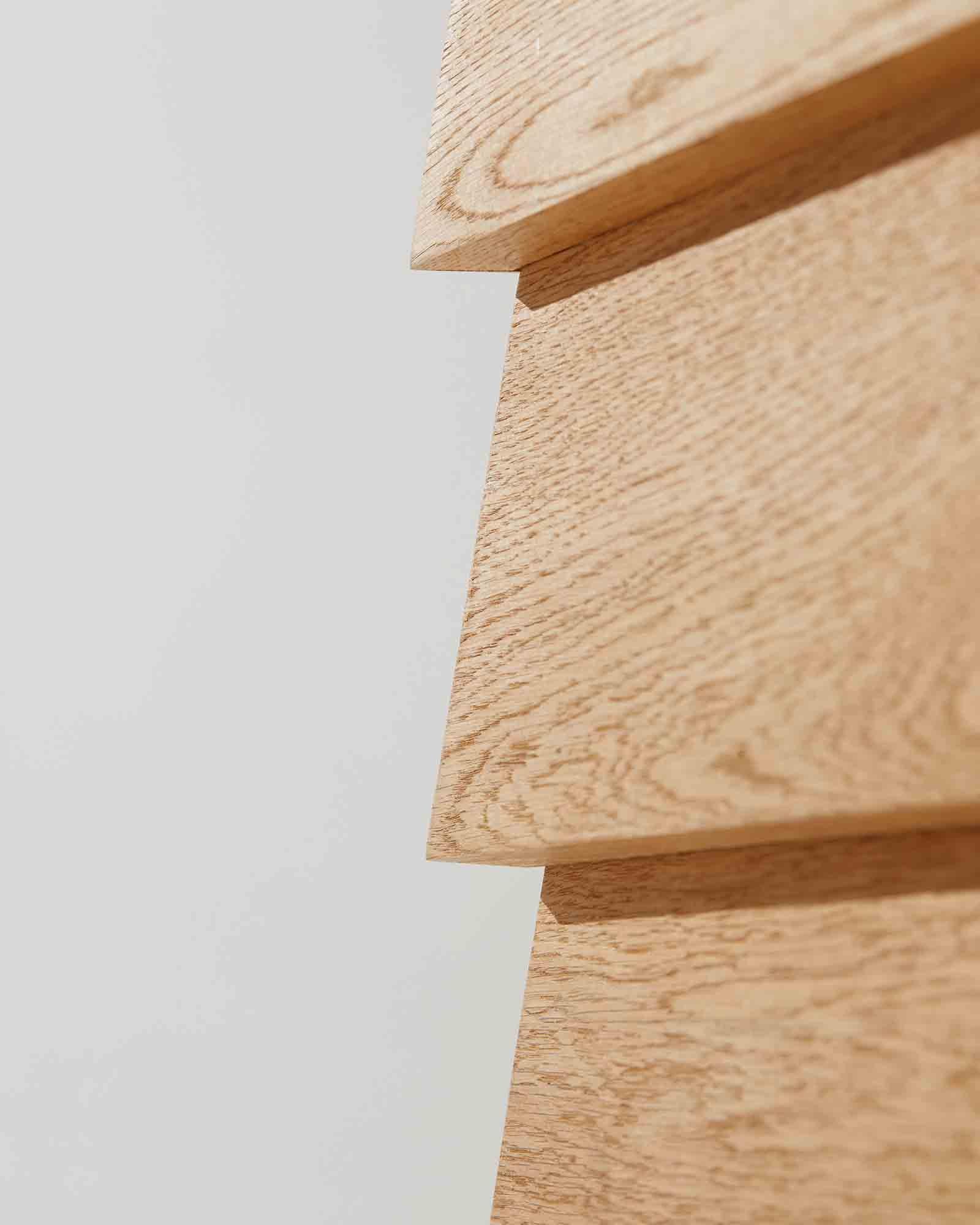 PAGODE breathes the austere aesthetics and warm feel-good atmosphere of the Japanese furnishing style. Kanzo, Shizen and Seijaku, simplicity, naturalness and tranquillity characterise the oak stool, which is formally reminiscent of the building