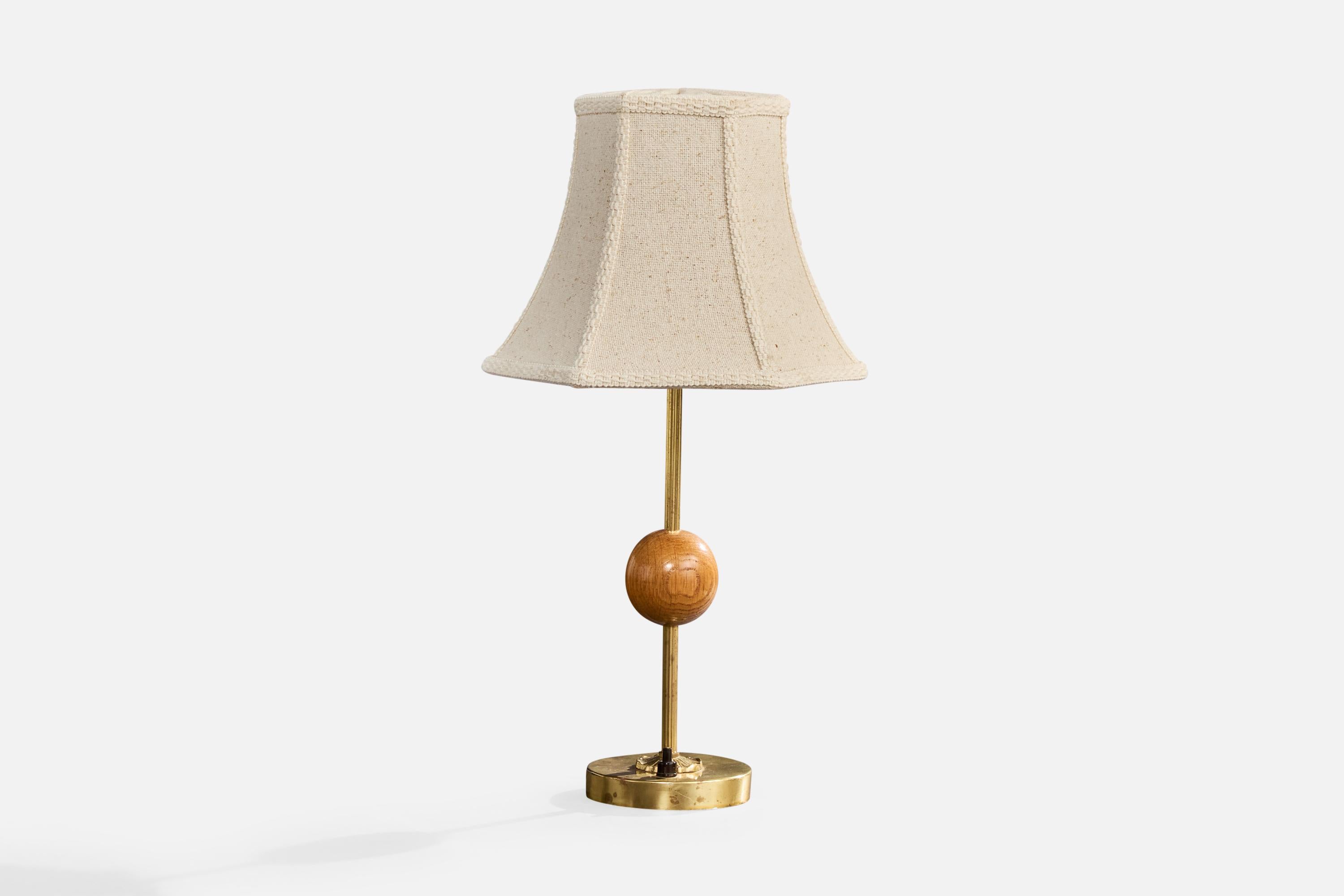 Lampada da tavolo in ottone, tessuto bianco sporco e quercia progettata e prodotta da Pago, Svezia, anni '40 circa.

Dimensioni complessive (pollici): 17,5 