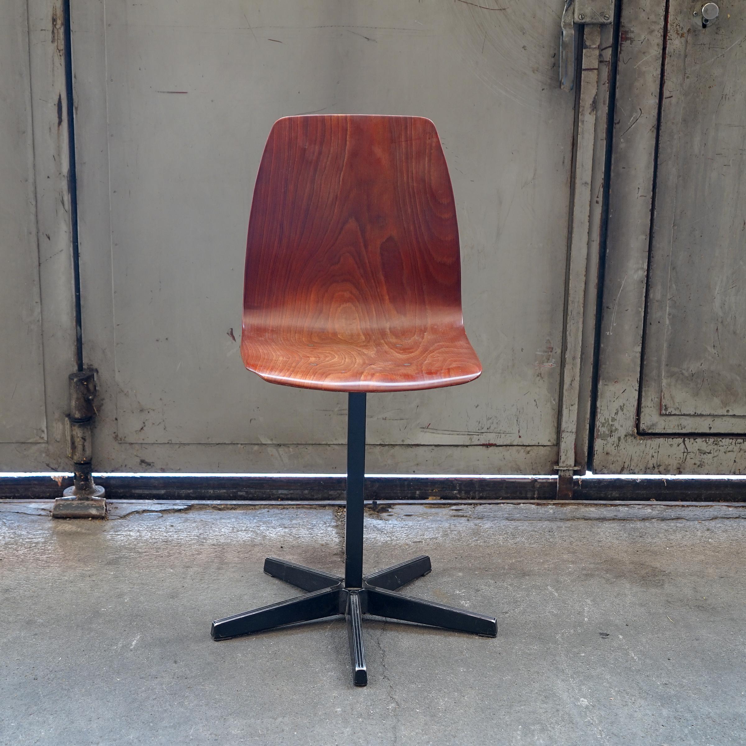 The design of this elegant school chair corresponds to the design classics by Flötotto, which were designed by Adam Stegner in 1960-1969. How many students lost beads of sweat on these chairs before concentration? How many years have they been used