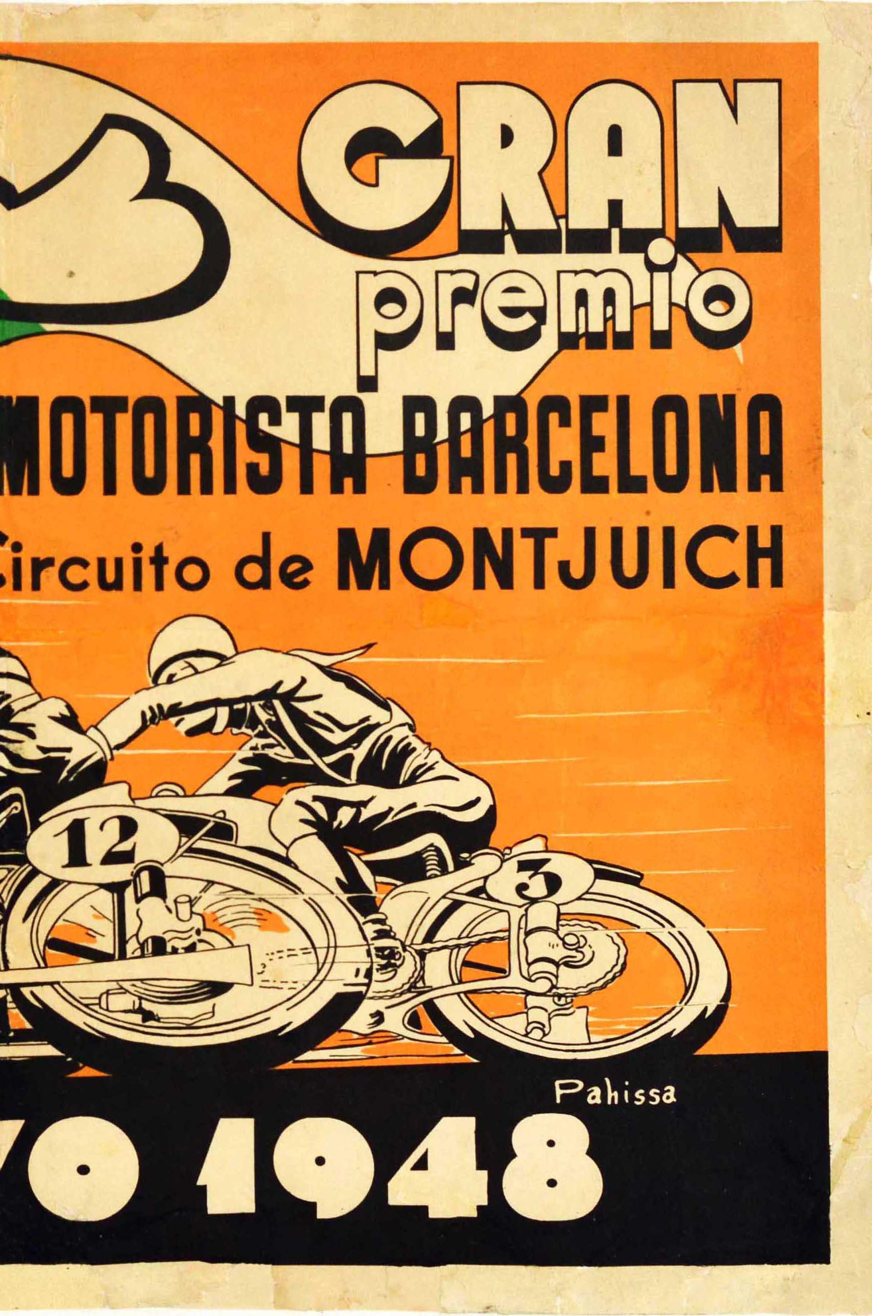 Poster originale d'epoca per il Gran Premio Pena Motorista Barcelona Circuito de Montjuich / Grand Prix Pena Motorista Barcelona Montjuic Circuit del 2 maggio 1948, con un disegno dinamico di due piloti di motociclette numerate 12 e 3 che sfrecciano