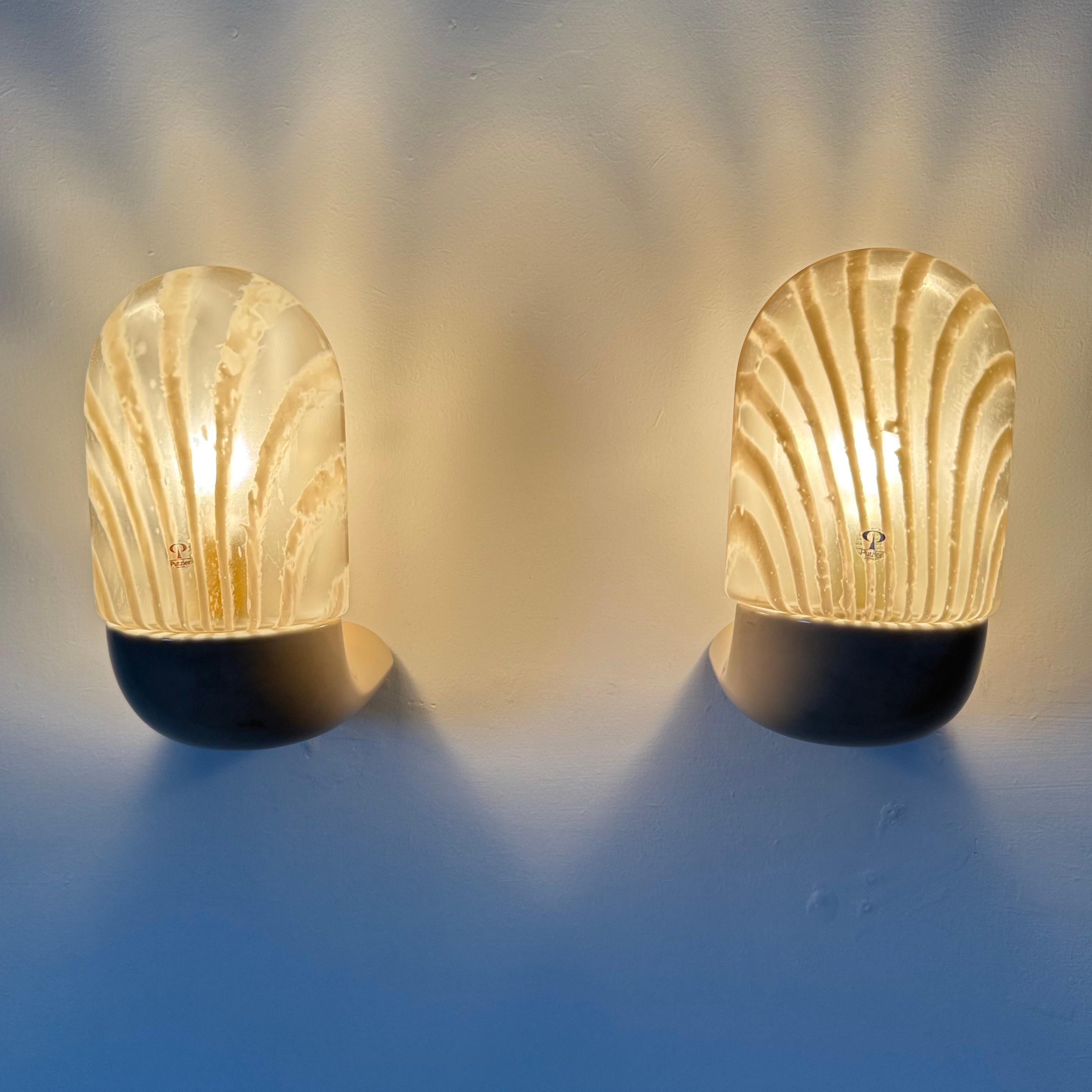 Mid-Century moderno Pai di Peil & Puzler applique in vetro zebrato e ceramica, anni '70 in vendita
