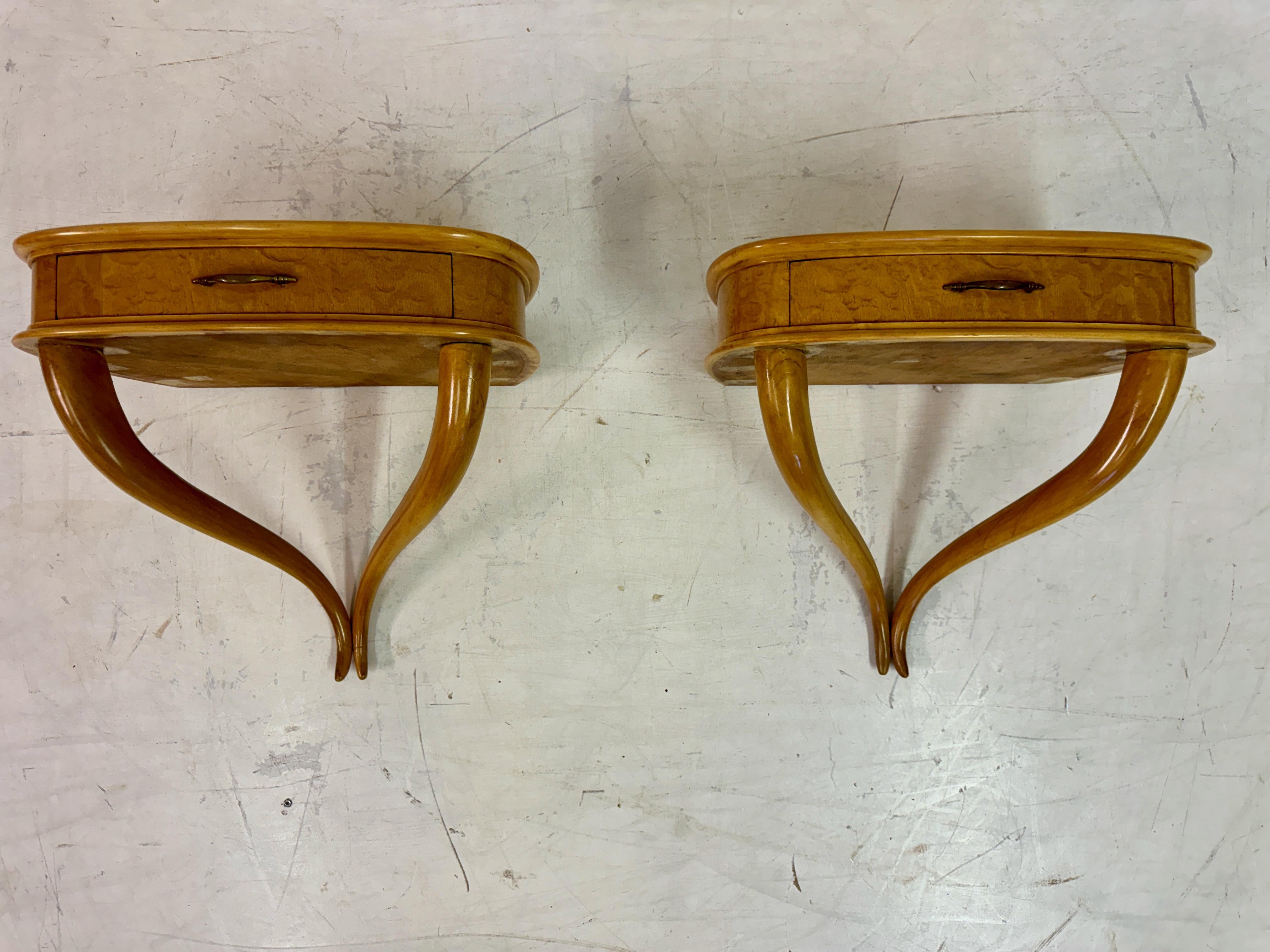 Ein Paar eleganter italienischer Nachttische, die an der Wand befestigt werden können. Diese modernen Stücke aus der Mitte des Jahrhunderts zeichnen sich durch ein elegantes, geschwungenes Design aus, das Form und Funktion mühelos miteinander