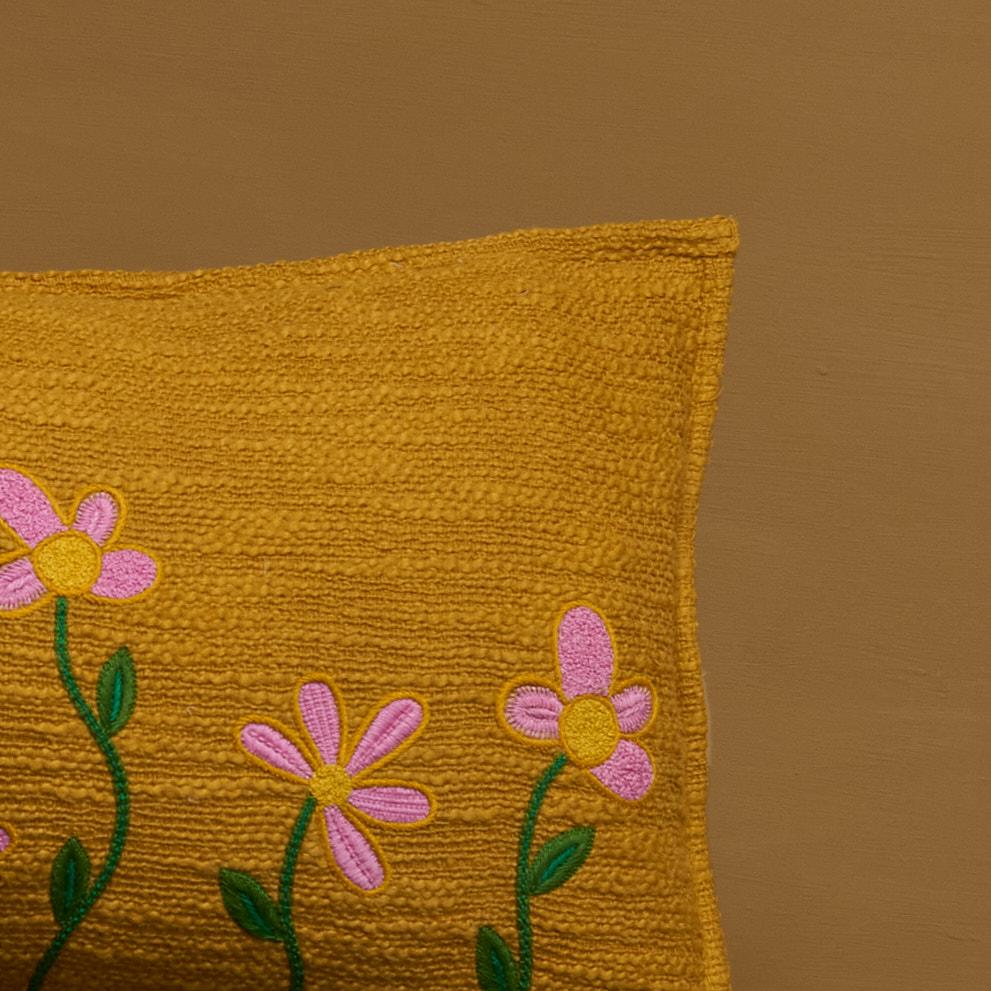 Un charmant coussin orange en coton lourd Kadhi, avec de délicates fleurs roses brodées à la main. Livré sans garniture, les garnitures en plumes de canard peuvent être commandées séparément. 
100% coton khadi
Taille 45 x 30 cm.