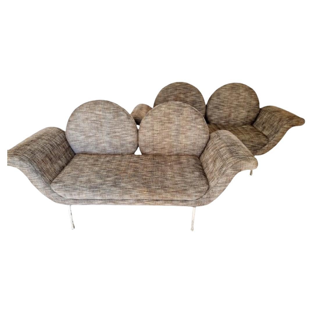 Embrassez l'élégance intemporelle de l'ère moderne du milieu du siècle avec cette superbe paire de canapés Gondola, inspirée par le célèbre design de Salotti Ambrogi. Fabriqués en Italie, ces canapés sont recouverts d'une élégante tapisserie en