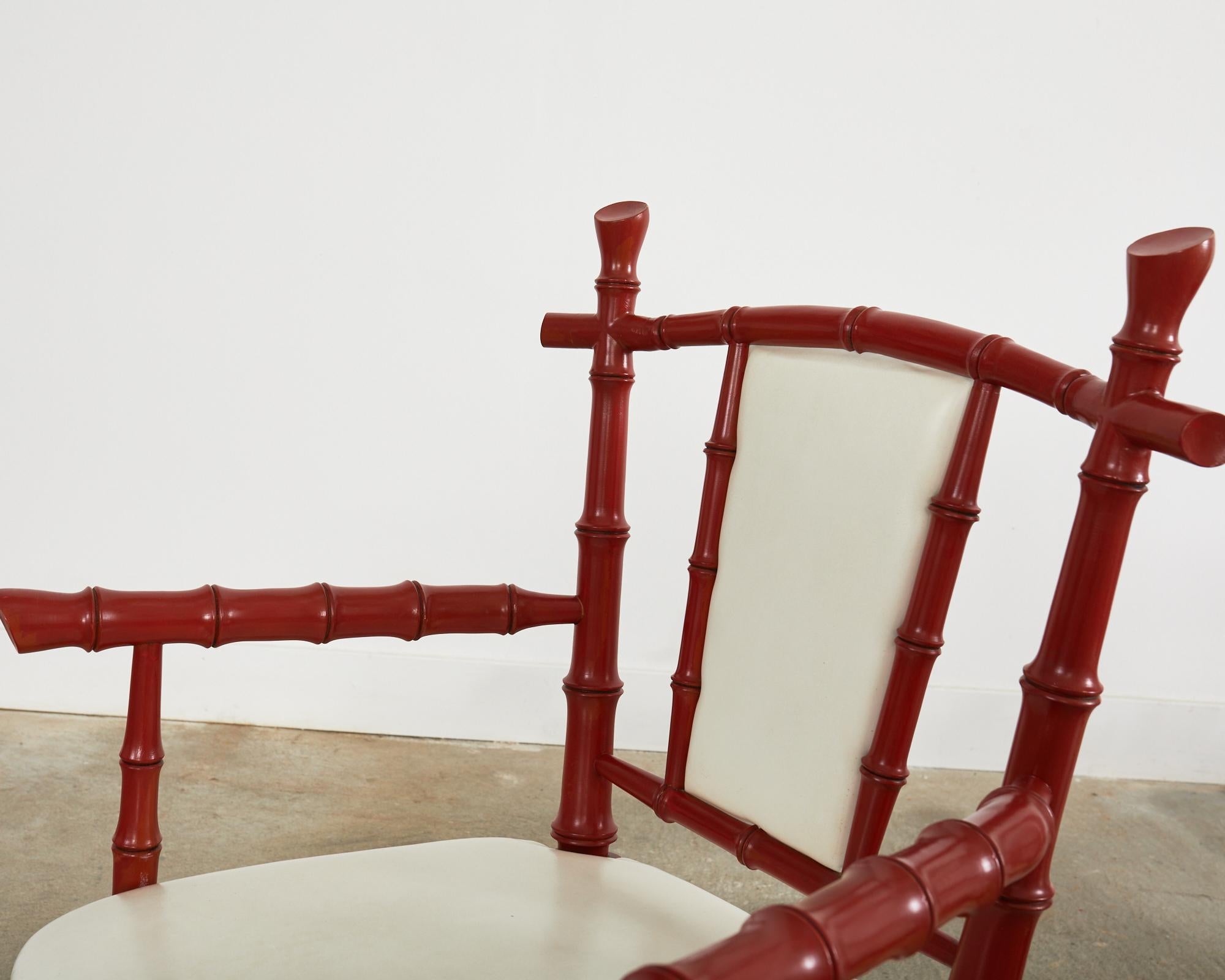 Paar chinesische Chippendale-Sessel aus Korallenrotem Kunstbambus aus der Mitte des Jahrhunderts (Naugahyde) im Angebot
