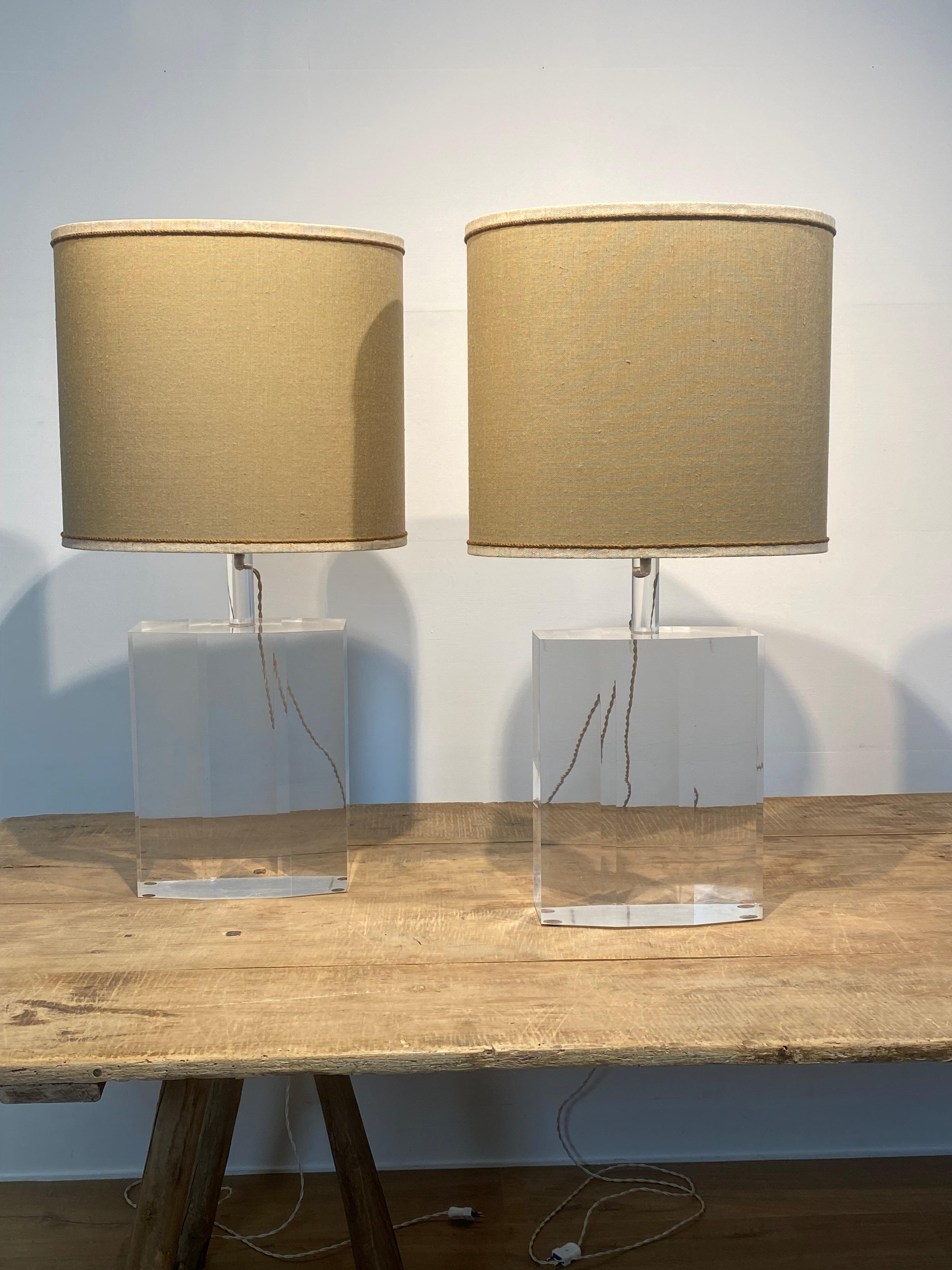 Paid of Vintage Plexi table Lamps In Excellent Condition For Sale In Schellebelle, BE