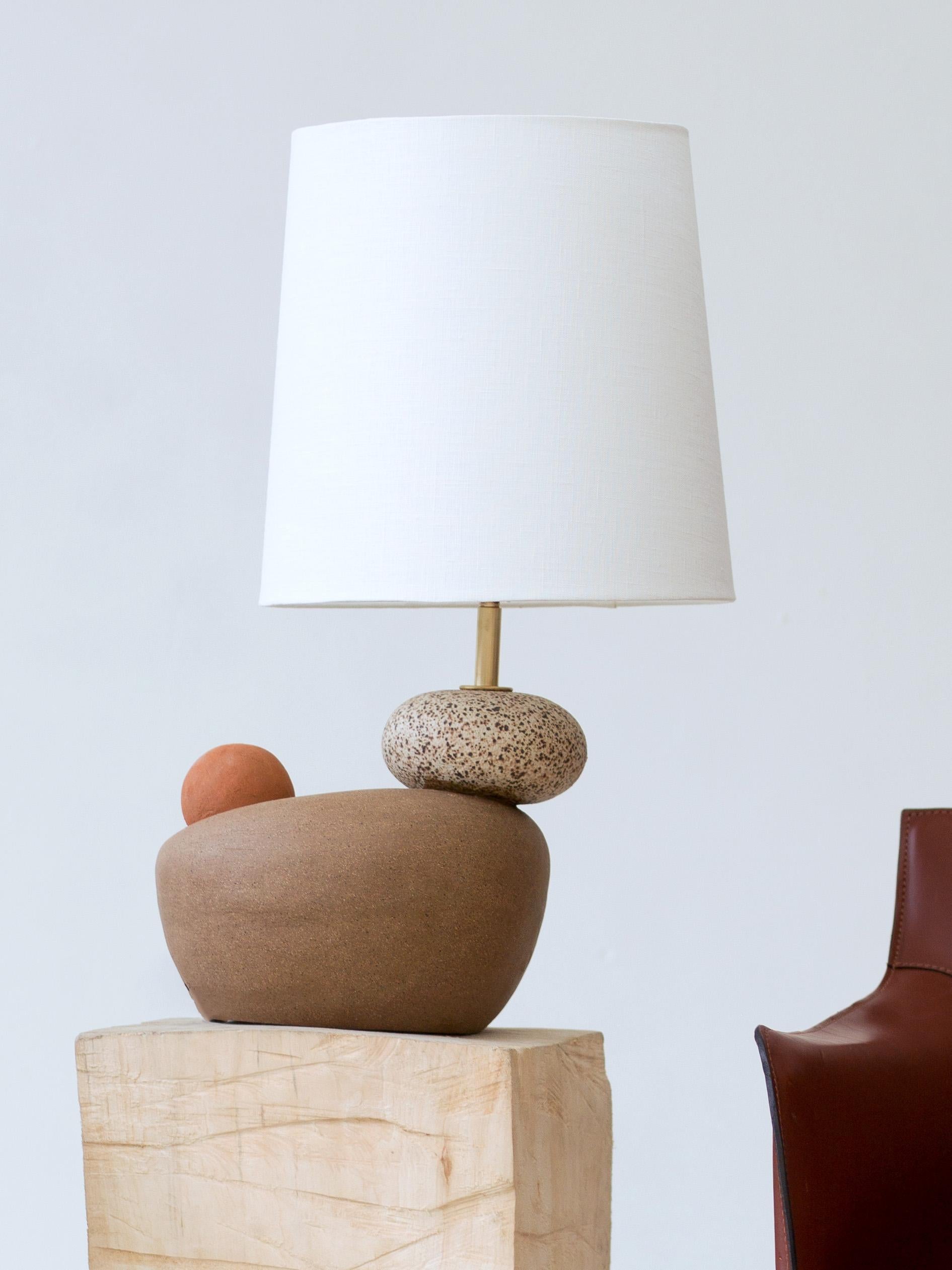 Paidge Lamp - Zeitgenössische handgefertigte Keramik, neutral, braun, rot, hellbraun, strukturiert (Moderne) im Angebot