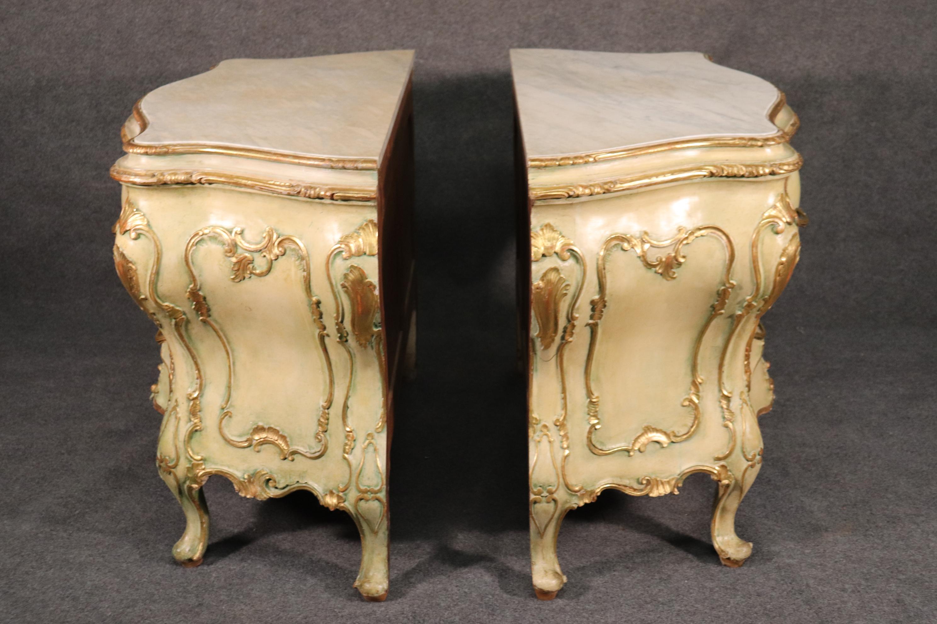 Neorococò Coppia di comò rococò italiani di grandi dimensioni con piano in marmo dipinto, epoca 1930 in vendita