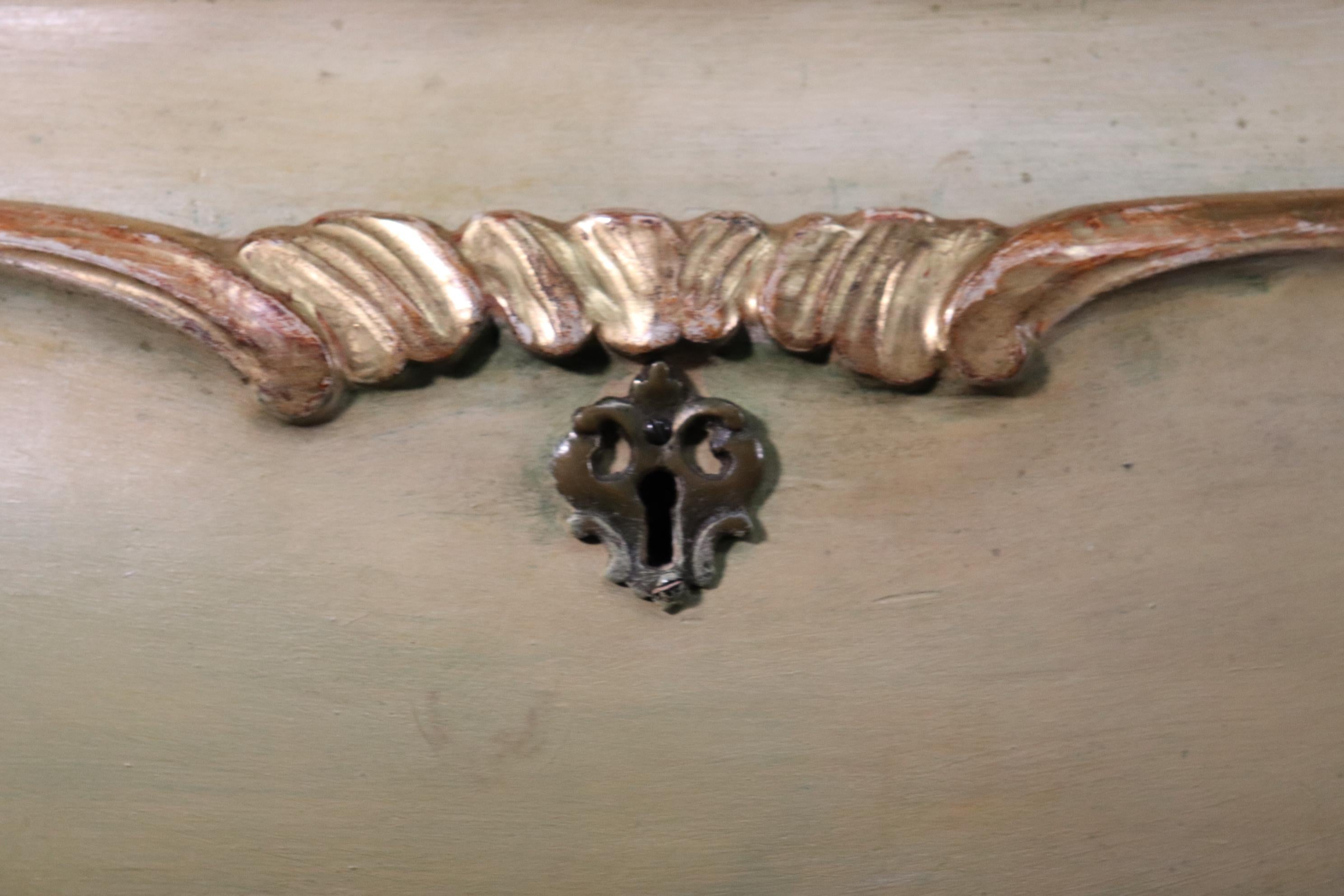 Metà XX secolo Coppia di comò rococò italiani di grandi dimensioni con piano in marmo dipinto, epoca 1930 in vendita