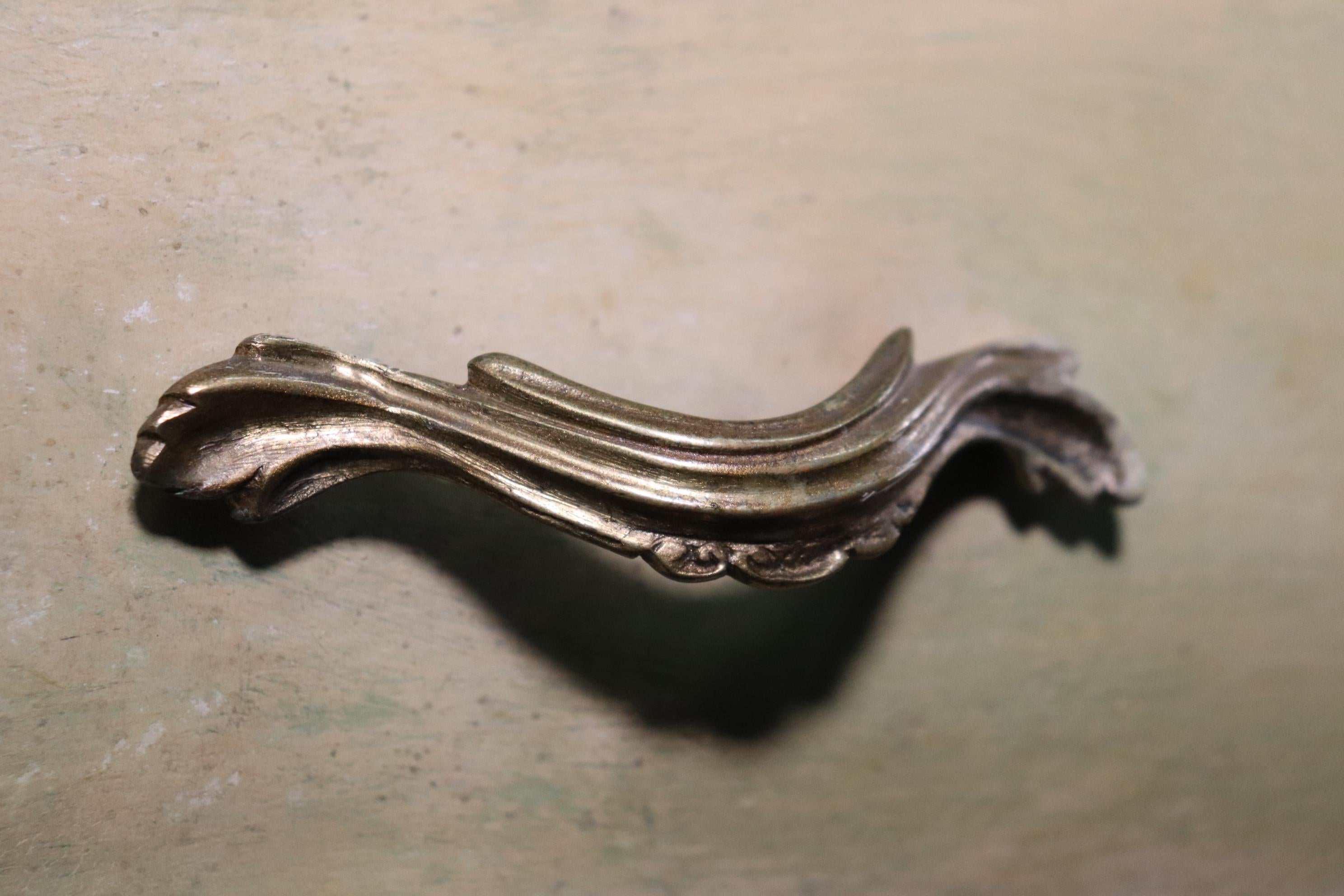 Noce Coppia di comò rococò italiani di grandi dimensioni con piano in marmo dipinto, epoca 1930 in vendita
