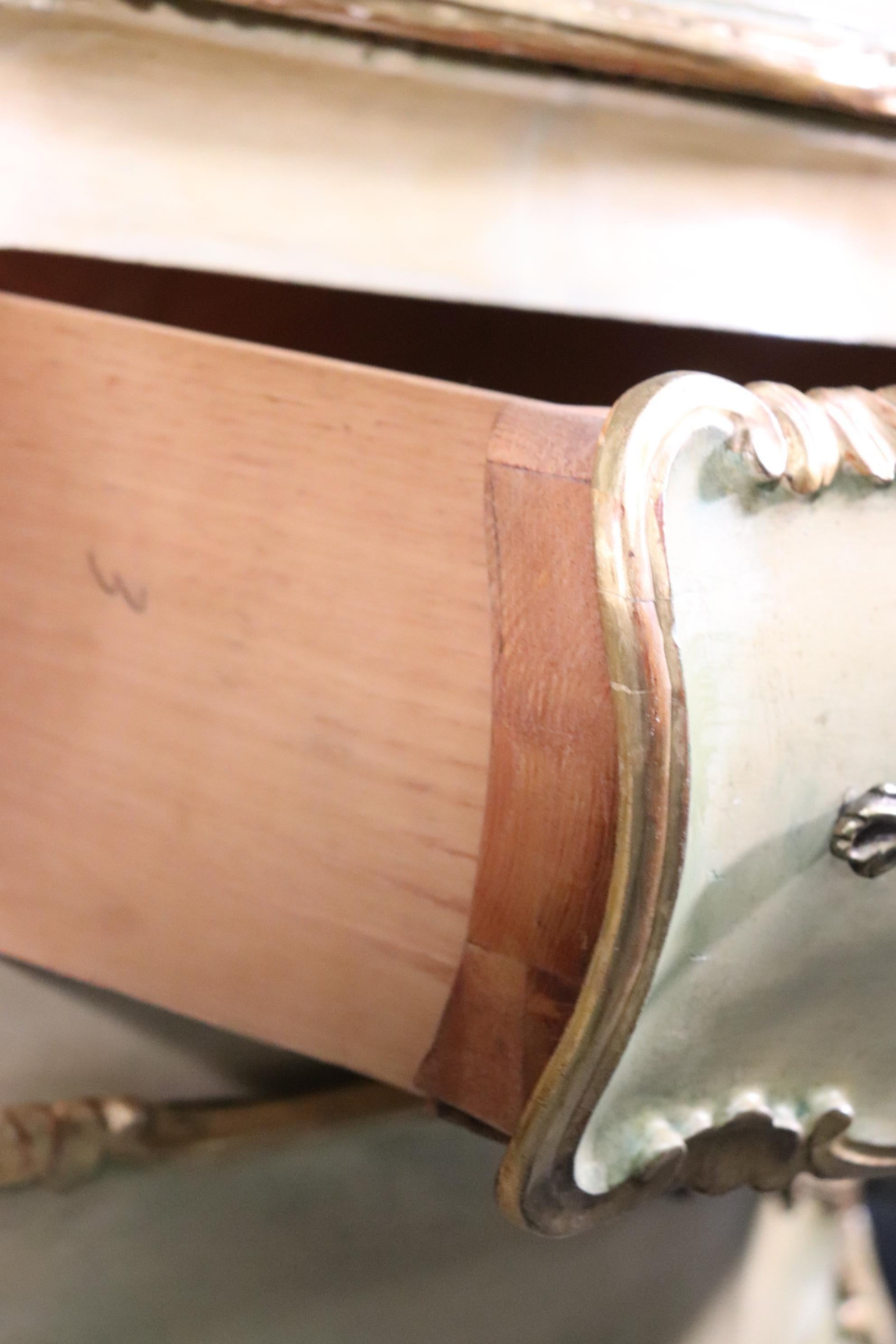 Coppia di comò rococò italiani di grandi dimensioni con piano in marmo dipinto, epoca 1930 in vendita 2