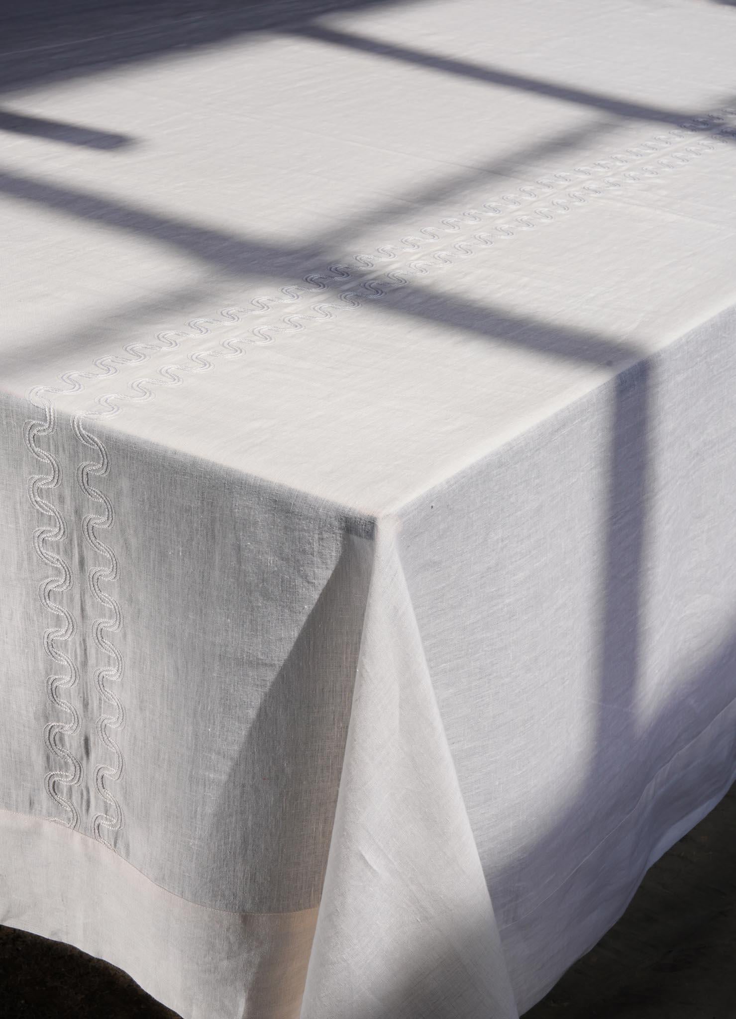 Mantel Blanco Bordado a Mano Paigah, Viya by Vikram Goyal

Bordados a mano sobre lino, una refinada sofisticación define esta colección de tejidos blanco sobre blanco, donde la textura, la técnica y la luz resaltan la delicadeza de la artesanía.