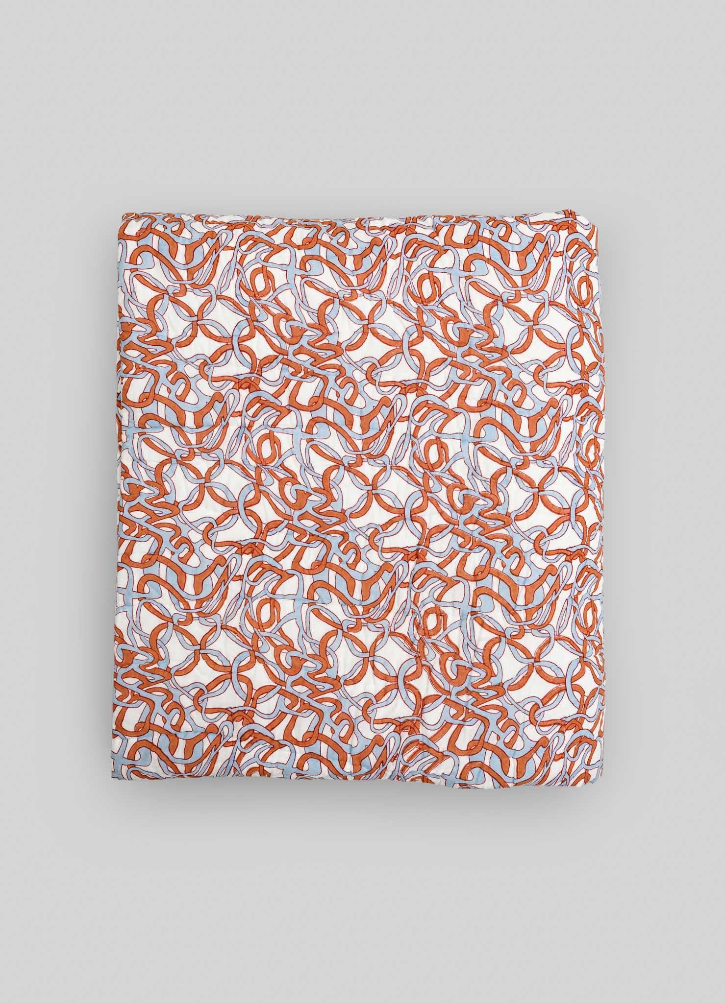 Colcha Paigah Naranja y Azul, Viya By Vikram Goyal

Célebres iconoclastas del arte y el diseño, los paigahs de Hyderabad cautivaron con sus aportaciones a la arquitectura indoislámica. Esta colección es un homenaje a la intrincada celosía y