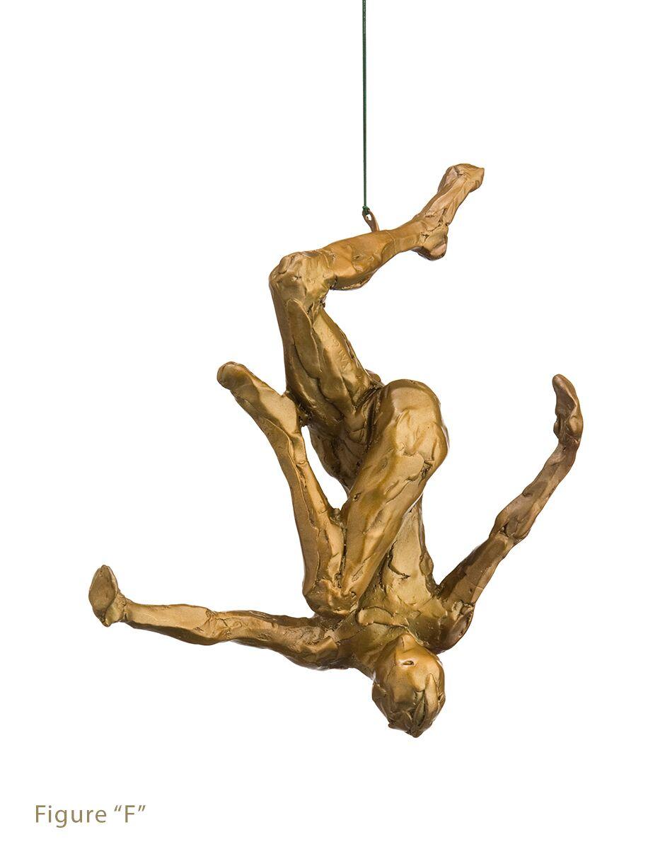 SCHWINDELSTUDIEN. Gruppe von zwölf hängenden Bronzeskulpturen:: jede ein Unikat:: signiert und nummeriert. Aus einer Auflage von 25. Von der Bildhauerin Paige BRADLEY. 

Die 1974 in Carmel:: Kalifornien:: geborene PAIGE BRADLEY wusste:: dass sie im