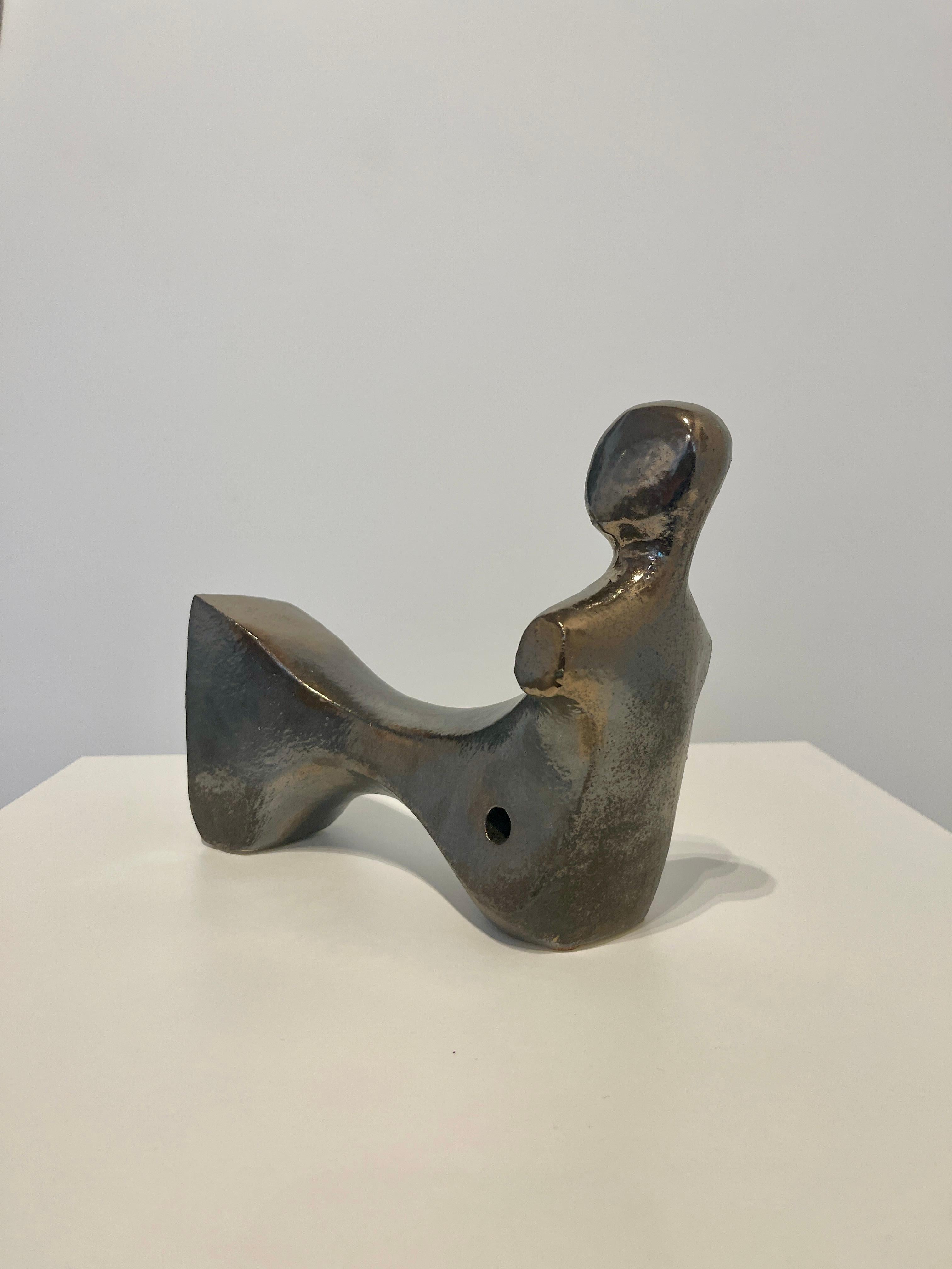 Bodies at Rest #22 - Piccola scultura in ceramica - Bronzo metallizzato in vendita 1